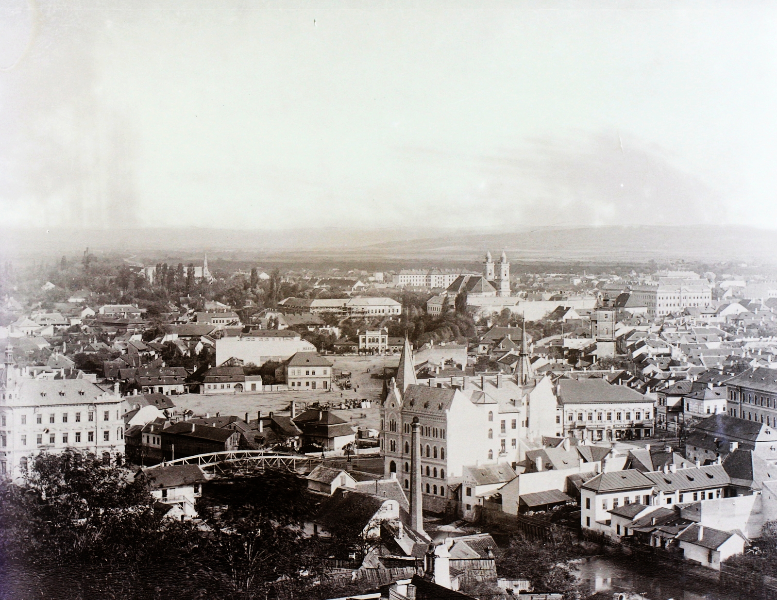 Romania,Transylvania, Cluj-Napoca, látkép a Fellegvárból. Előtérben az Erzsébet híd a Szamos folyón, jobbra az alsóvárosi református templom., 1900, Magyar Földrajzi Múzeum / Erdélyi Mór cége, bridge, cityscape, picture, Fortepan #86899