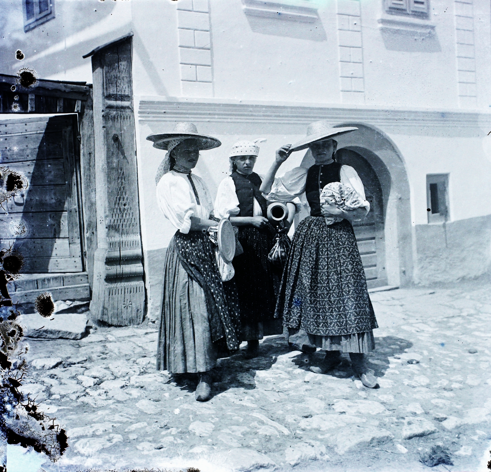 Romania,Transylvania, Rimetea, 1907, Magyar Földrajzi Múzeum / Erdélyi Mór cége, women, folk costume, straw hat, apron, boots, skirt, vest, blouse, Fortepan #86917