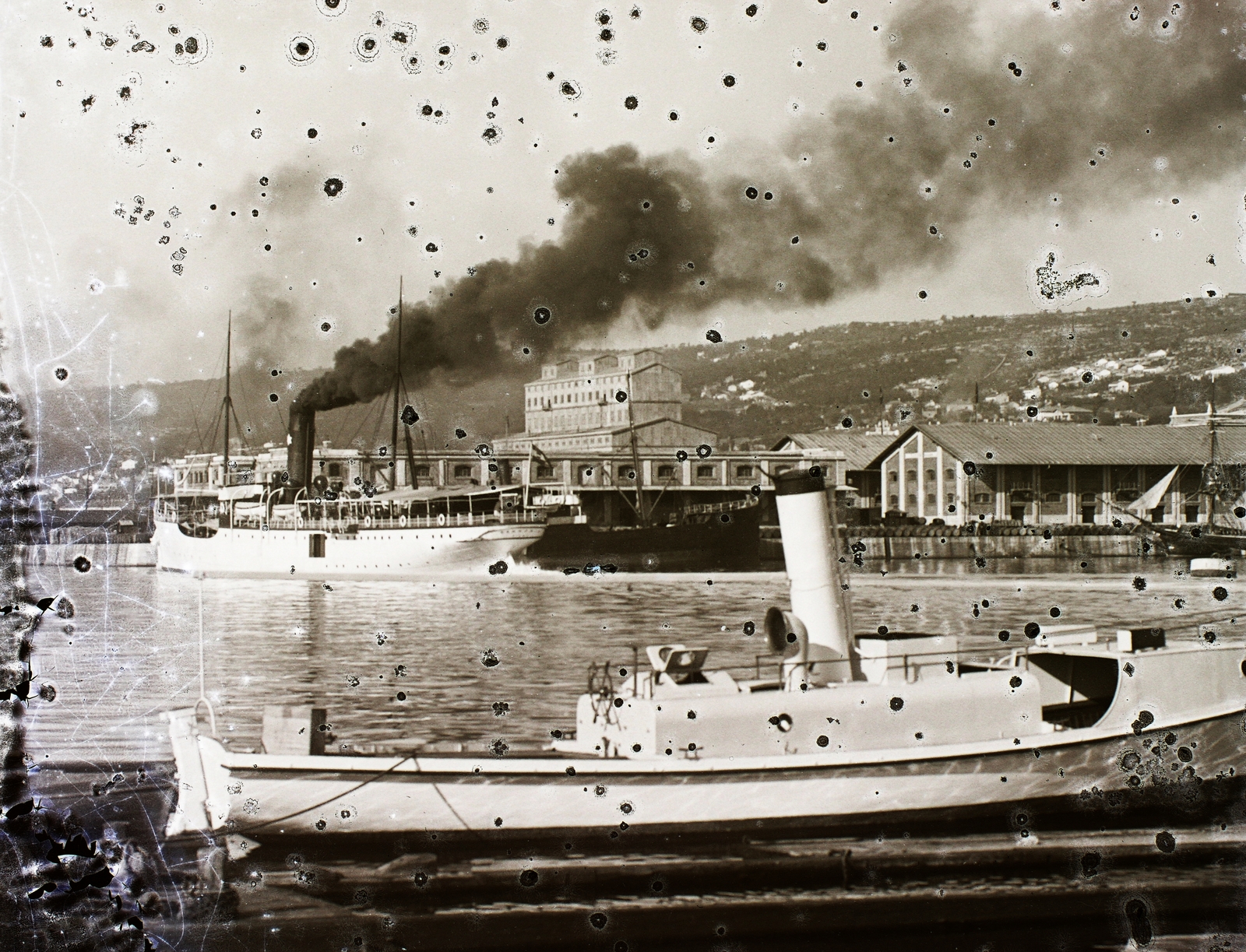 Croatia,Adriatic Sea, Rijeka, kikötő, középen a Magyar Leszámítoló és Pénzváltó Bank közraktára., 1908, Magyar Földrajzi Múzeum / Erdélyi Mór cége, ship, flag, port, steamboat, Fortepan #86930
