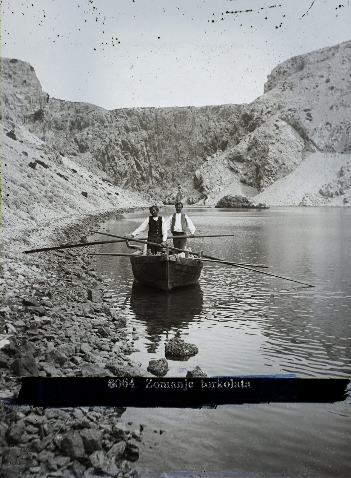 Croatia, Novigrad, a Zrmanja folyó torkolata az Adriai-tenger "Novigradi tenger"-nek nevezett öblénél., 1902, Magyar Földrajzi Múzeum / Erdélyi Mór cége, boat, Fortepan #86958