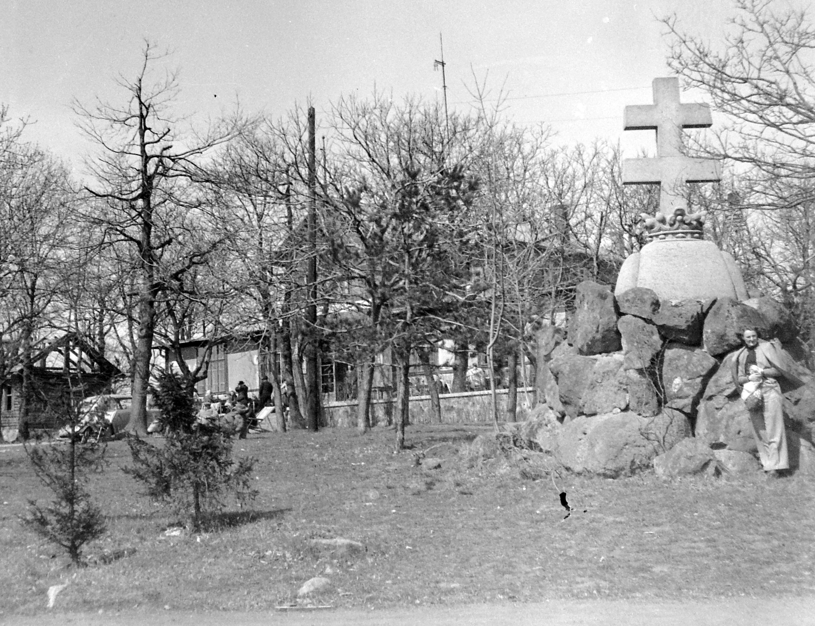 Hungary, Dobogókő, a Magyar Turista Egylet I. világháborúban elhunyt tagjai emlékére állított emlékmű., 1950, Gyöngyi, monument, tourist, double crest, Fortepan #8697