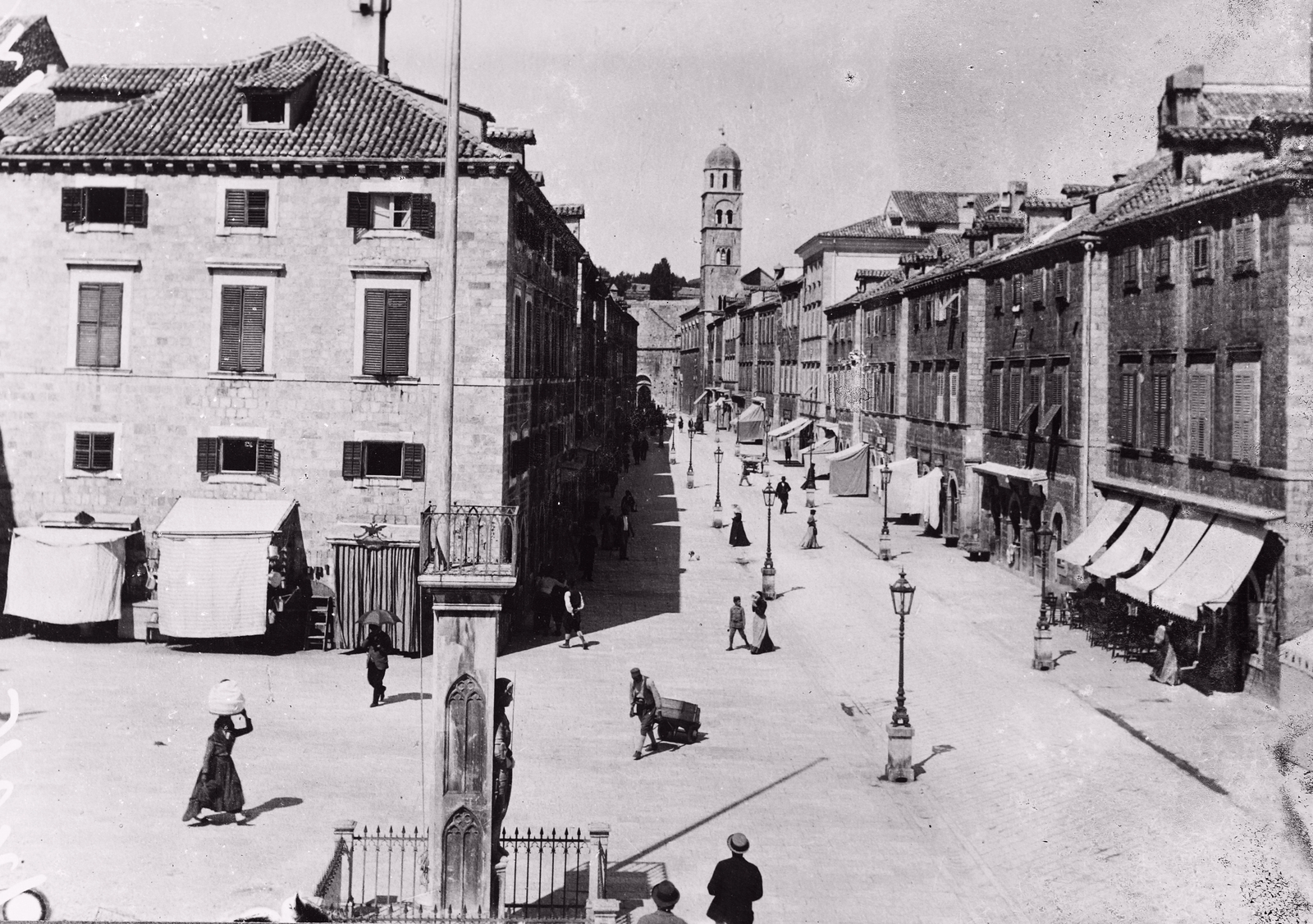 Horvátország, Dubrovnik, Stradun, a főutca a ferences kolostor és templom tornya felé nézve., 1901, Magyar Földrajzi Múzeum / Erdélyi Mór cége, utcakép, zsalugáter, napellenző, Fortepan #86983