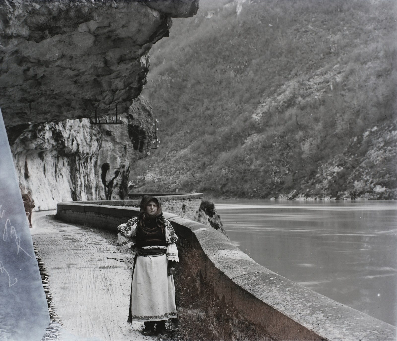Romania,Serbia, Duna, a Vaskapu-szoros, Széchenyi-út., 1904, Magyar Földrajzi Múzeum / Erdélyi Mór cége, folk costume, Fortepan #86996