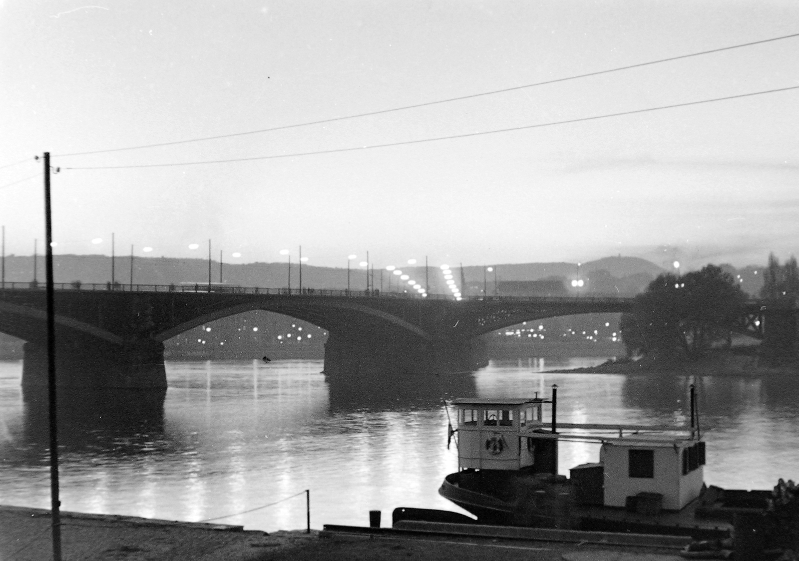 Hungary, Budapest XIII., Margit híd az Újpesti rakpart felől nézve., 1958, Fortepan, ship, bridge, barge, night, aerial wire, Danube, Budapest, Duna-bridge, Ernest Goüin-design, Fortepan #870