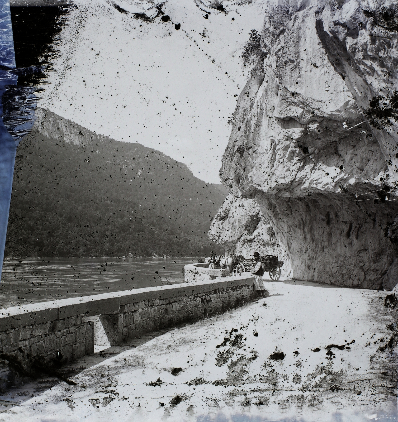 Romania,Serbia, Duna, a Vaskapu-szoros, Széchenyi-út., 1904, Magyar Földrajzi Múzeum / Erdélyi Mór cége, damaged photo, rock, hillside, Fortepan #87000