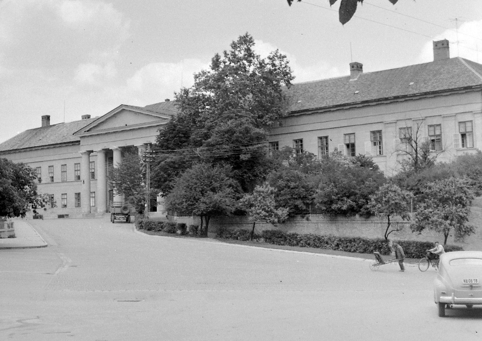 Hungary, Szekszárd, Béla király tér, régi Megyeháza (később Tolna Megyei Levéltár)., 1959, Gyöngyi, Mihály Pollack-design, wheelbarrow, Classicism, automobile, number plate, Fortepan #8701