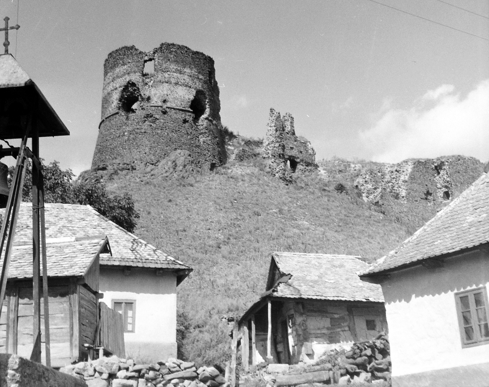 Hungary,Slovakia, Salgótarján, Somoskő (ekkor önálló, ma a város része), vár., 1966, Gyöngyi, village, bell, castle ruins, yoke, Fortepan #8703