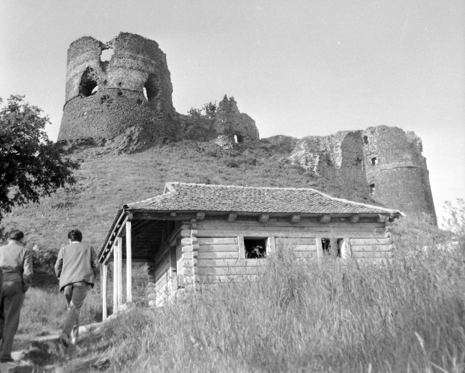 Hungary,Slovakia, Salgótarján, Somoskő (ekkor önálló, ma a város része), Vároldal utca, Petőfi kunyhó és felette a vár., 1966, Gyöngyi, castle ruins, milestone, Fortepan #8708