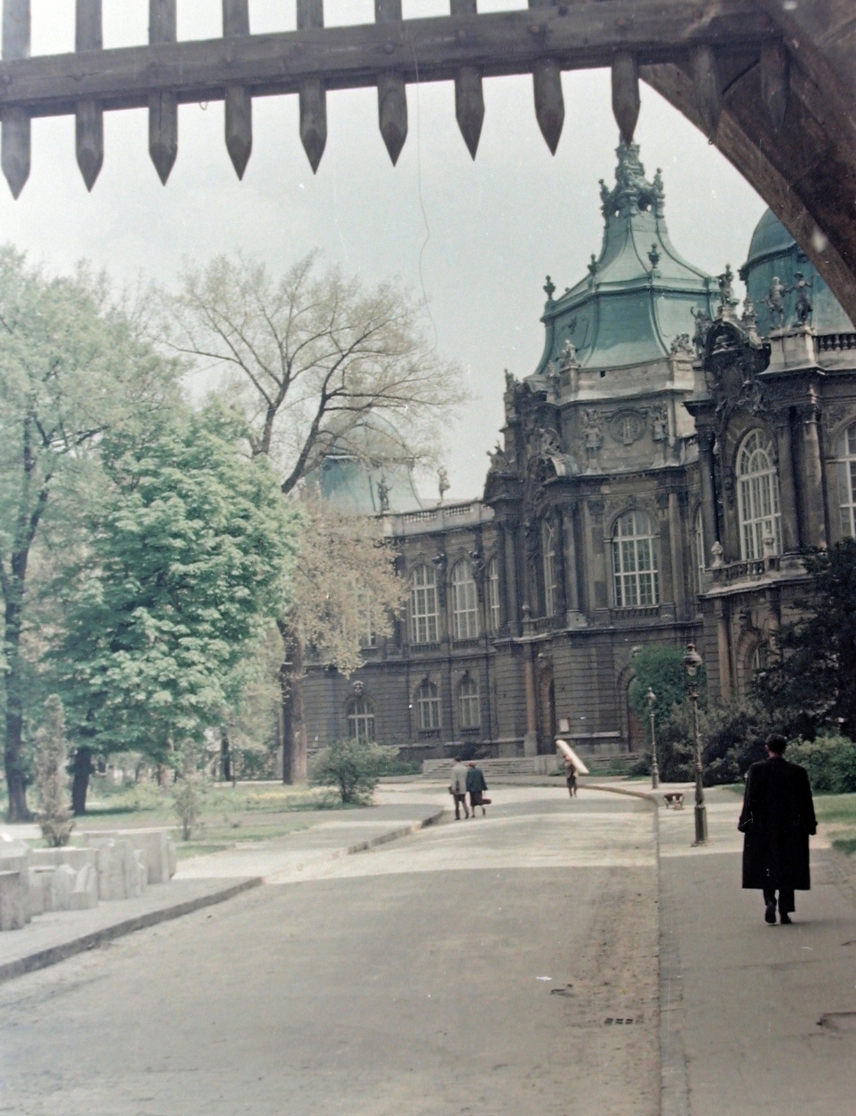 Magyarország, Városliget, Budapest XIV., Vajdahunyad vára, a Magyar Mezőgazdasági Múzeum épülete a kapu felől nézve., 1959, Fortepan, színes, múzeum, Alpár Ignác-terv, Budapest, neobarokk stílus, Fortepan #871