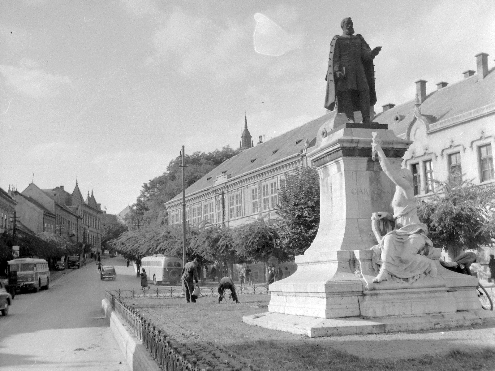 Hungary, Szekszárd, Garay tér, Garay János szobra (Szárnovszky Ferenc, 1898.)., 1961, Fortepan, bus, sculpture, street view, horticulture, automobile, watering can, János Garay-portrayal, nude figure, Fortepan #8711