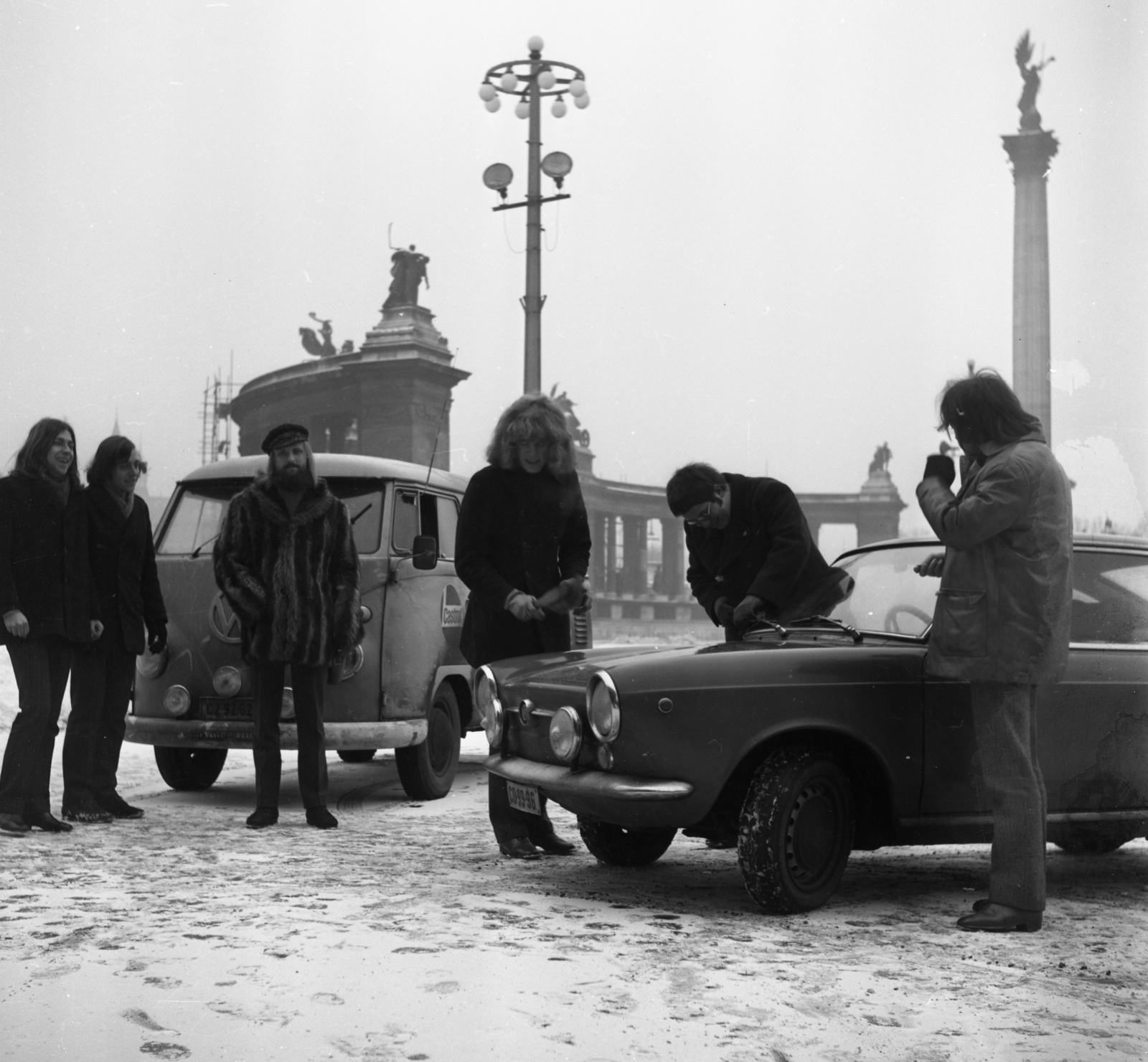 Magyarország, Budapest XIV., Hősök tere, Omega együttes: Molnár György, Mihály Tamás, Benkő László, Kóbor János, Presser Gábor, Laux József., 1970, Urbán Tamás, híres ember, Fiat-márka, Volkswagen-márka, rendszám, Volkswagen Typ2, Budapest, Volkswagen Transporter 1, Fiat 850 Coupé, Fortepan #87114