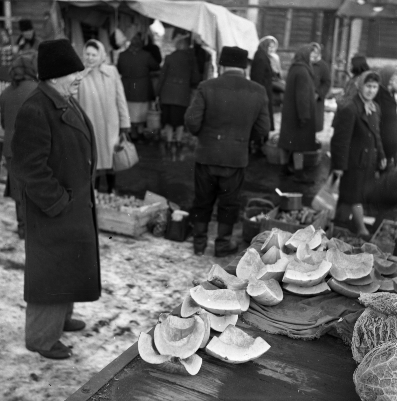 Hungary, 1970, Urbán Tamás, market, coat, vegetables, pumpkin, Fortepan #87115