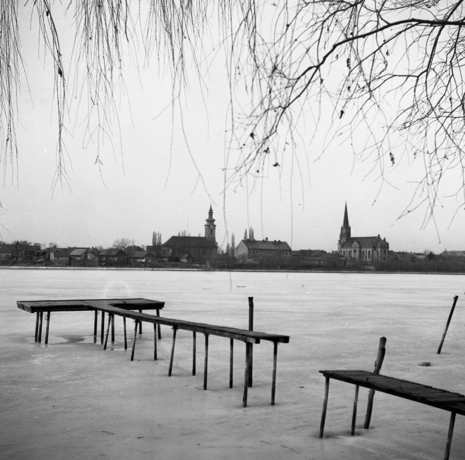 Hungary, Ráckeve, a befagyott Ráckevei (Soroksári)-Duna. Túlparton a Keresztelő Szent János-templom, jobbra a Ráckevei Református Egyházközség temploma., 1970, Urbán Tamás, winter, ice, pier, Fortepan #87123
