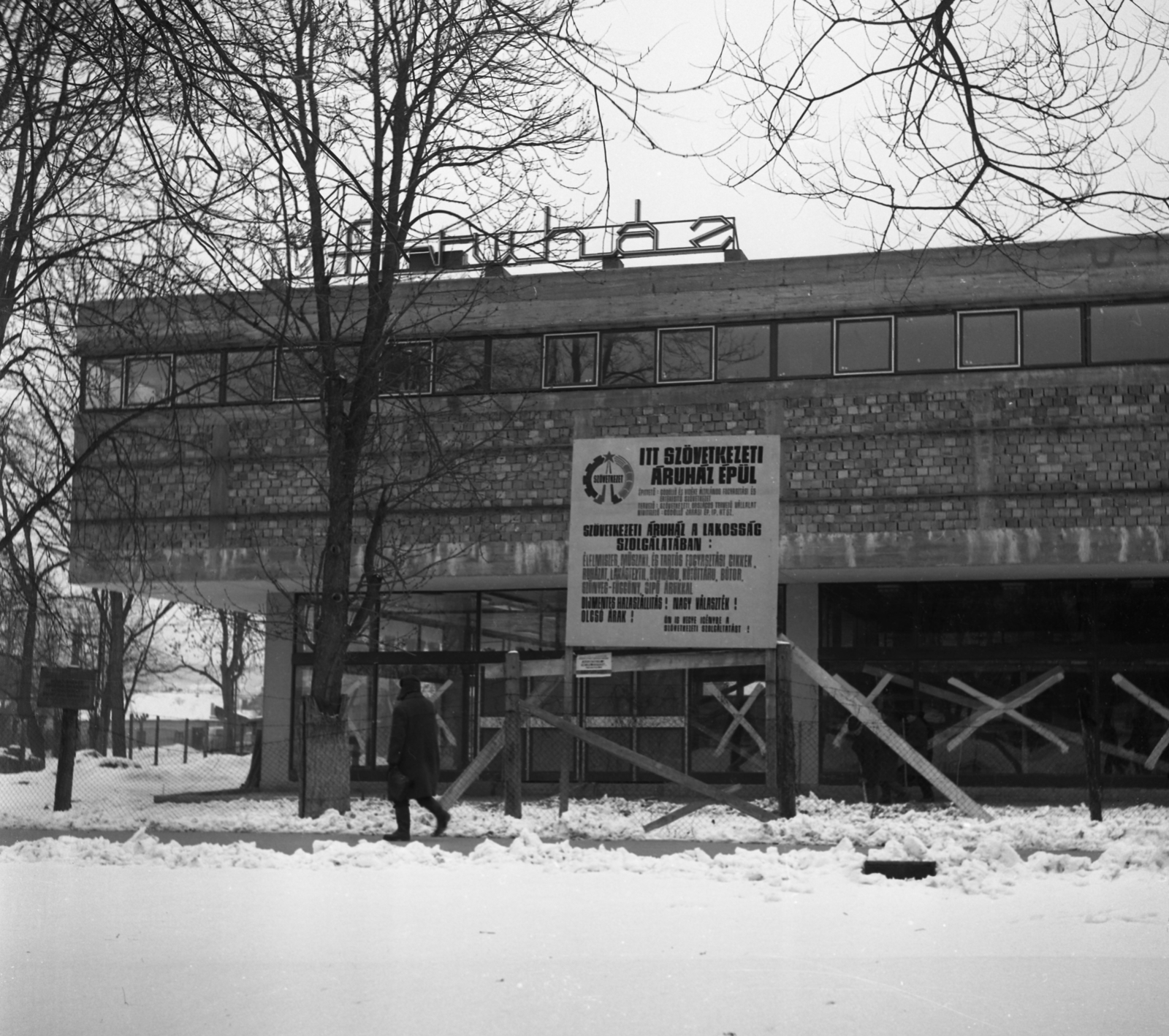 Hungary, Gödöllő, Szabadság tér, a Szövetkezeti Áruház építése., 1970, Urbán Tamás, winter, snow, label, store, socialist realism, scaffolding, board, information board, Fortepan #87124