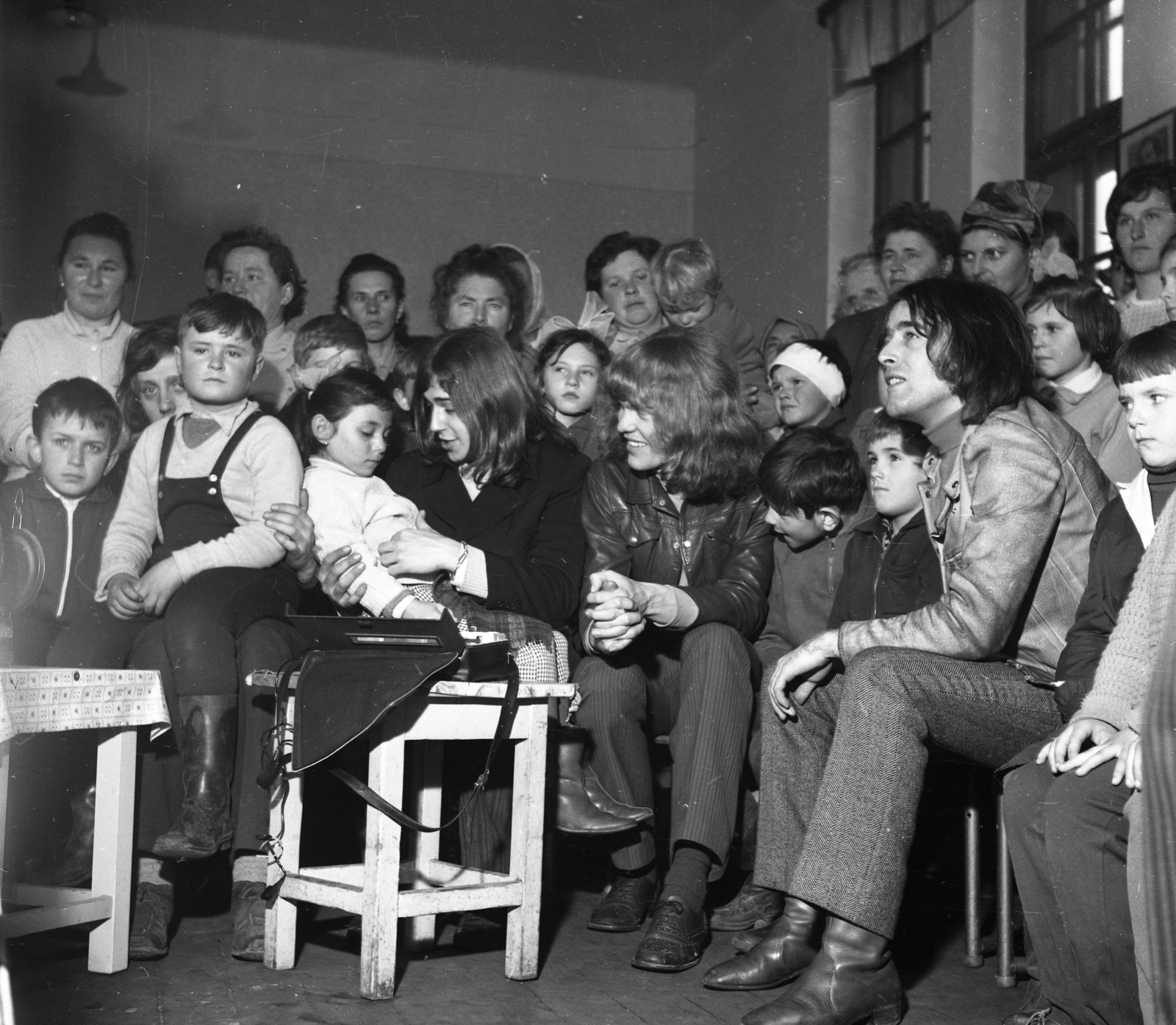 Hungary, Nagykőrös, Bánom-dűlő, az Omega együttes tagjai, Molnár György, Kóbor János, Laux József., 1970, Urbán Tamás, celebrity, tape recorder, kitchen stool, long-haired, Fortepan #87126
