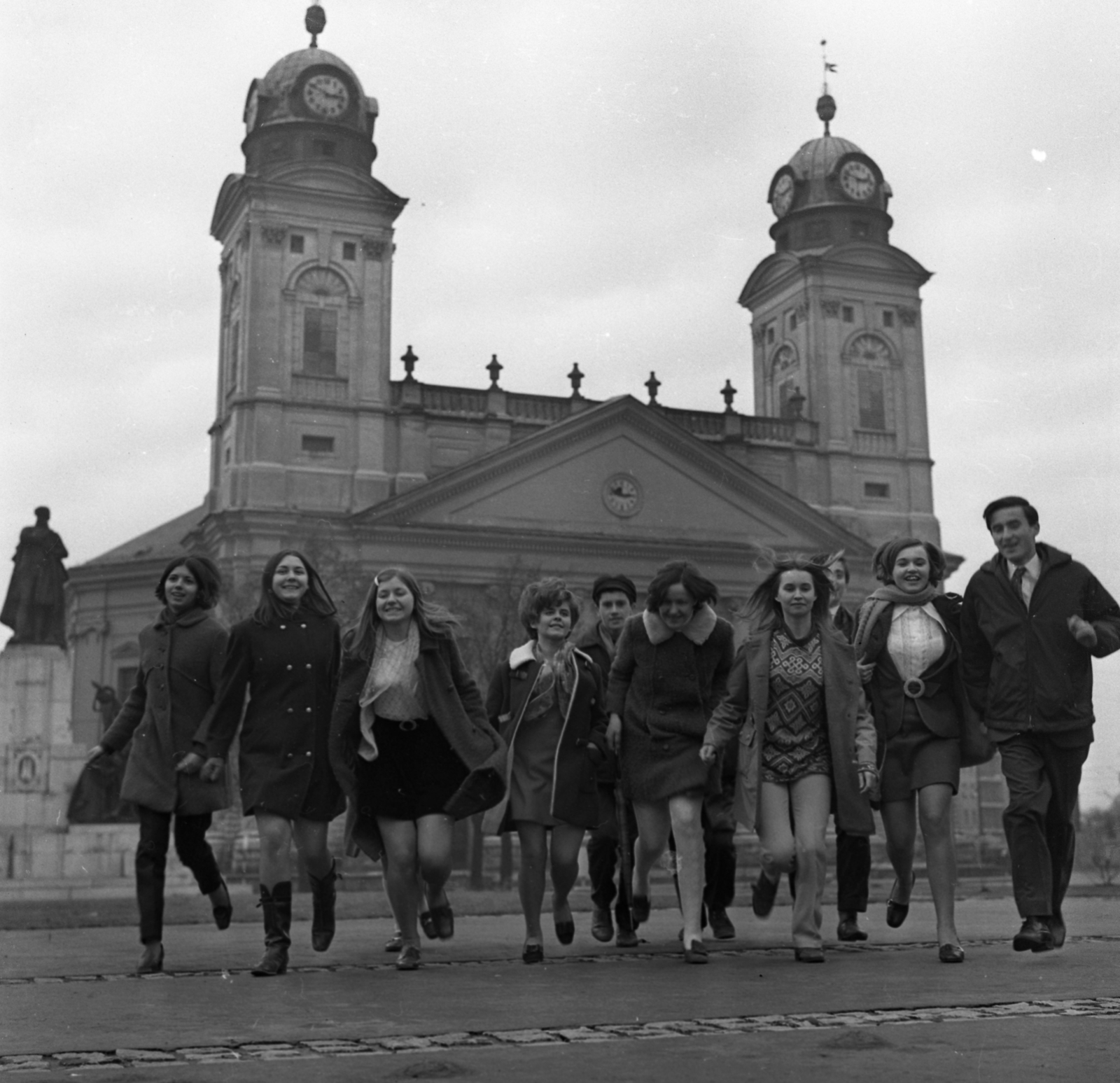 Magyarország, Debrecen, Kossuth tér, a fiatalok mögött a Kossuth-szoborcsoport és a Református Nagytemplom ., 1970, Urbán Tamás, fiatalság, szobor, klasszicizmus, timpanon, Kossuth Lajos-ábrázolás, szoborcsoport, Rabl Károly-terv, Péchy Mihály-terv, Fortepan #87129