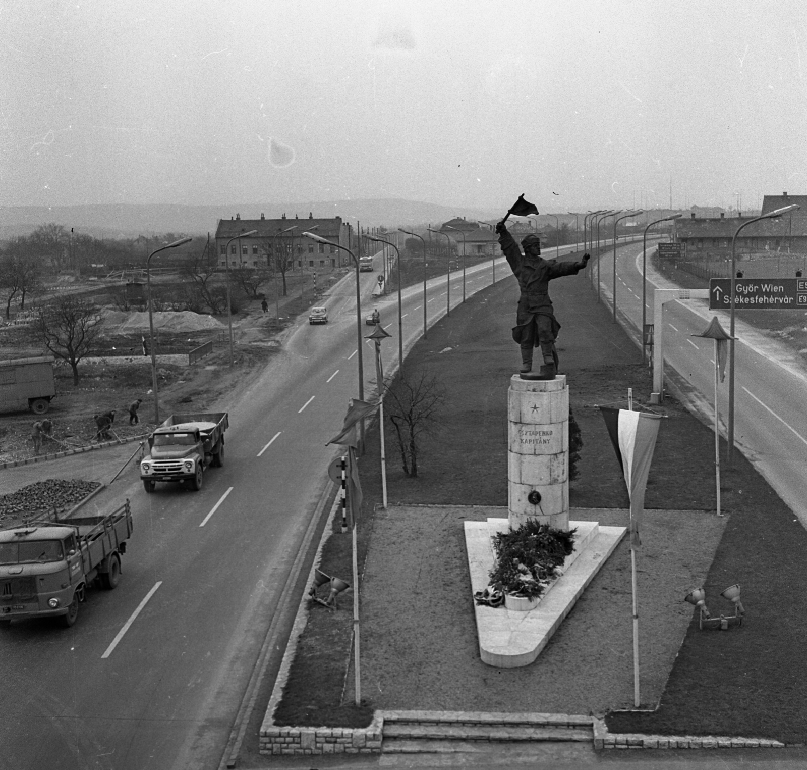 Magyarország, Budapest XI., Osztapenko szobor a Balatoni út és az M1-M7 közös szakaszánál a Budaörsi út irányából nézve., 1969, Urbán Tamás, útjelző tábla, teherautó, ZIL-márka, IFA-márka, Osztapenkó-ábrázolás, Budapest, Fortepan #87143