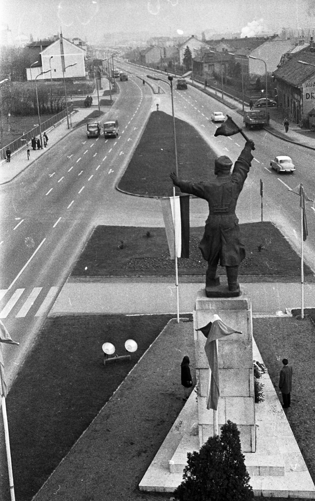 Hungary, Budapest XI., Osztapenko szobor a Budaörsi út felé nézve., 1969, Urbán Tamás, Ostapenko Ilya portrayal, Budapest, Fortepan #87144