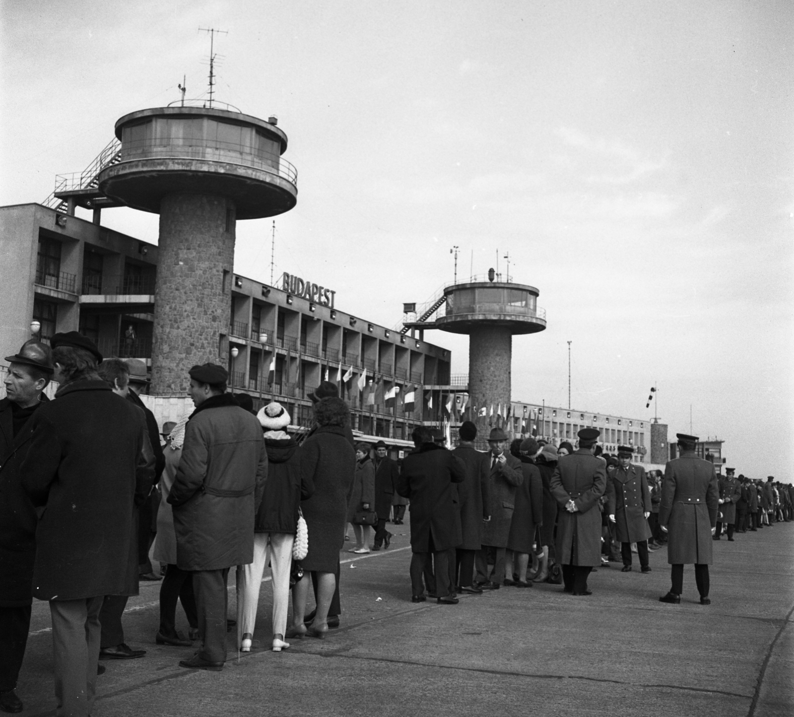 Hungary, Ferihegy (now - Ferenc Liszt) International Airport, Budapest XVIII., 1970, Urbán Tamás, airport, place-name signs, Budapest, control tower, Károly Dávid-design, Fortepan #87145
