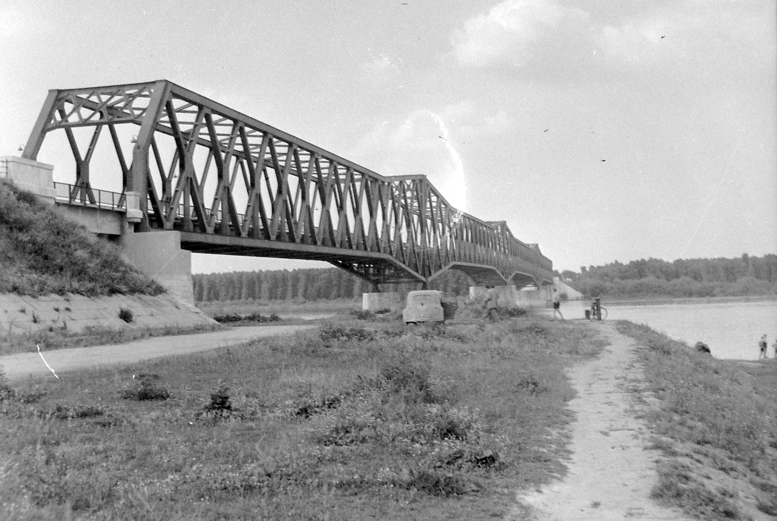 Hungary, Dunaföldvár, Beszédes József híd., 1959, Gyöngyi, bridge, railway bridge, shore, automobile, Danube, Duna-bridge, János Kossalka-design, Fortepan #8715