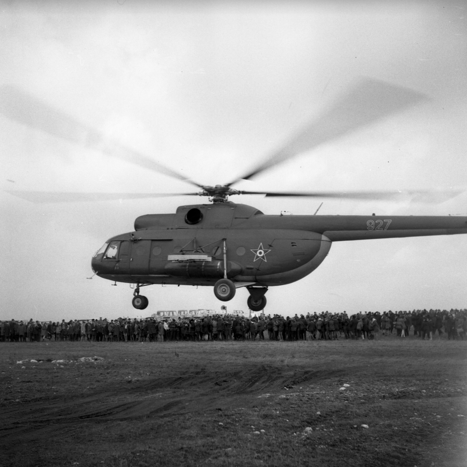 Magyarország, Érd, a felvétel az országos fásítási hónap megnyitásakor a város határában készült., 1970, Urbán Tamás, szovjet gyártmány, helikopter, Mil-márka, Mil Mi-8, Fortepan #87150