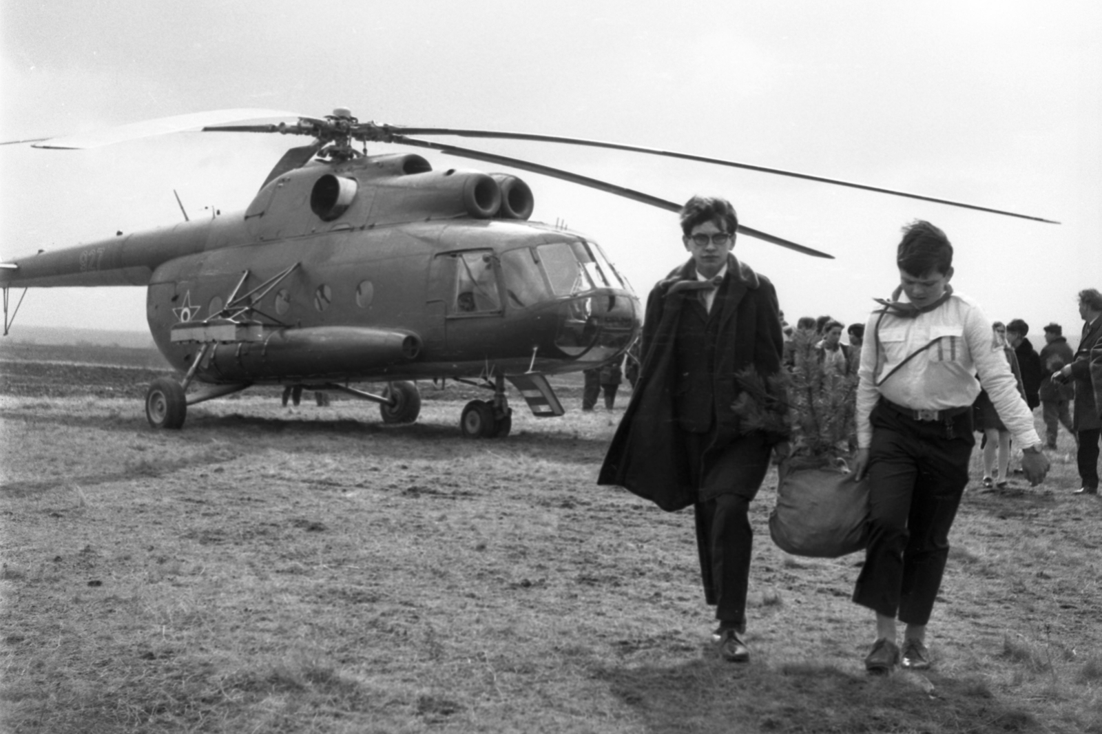 Hungary, Érd, a felvétel az országos fásítási hónap megnyitásakor a város határában készült., 1970, Urbán Tamás, pioneer, Soviet brand, helicopter, Mil-brand, Fortepan #87151