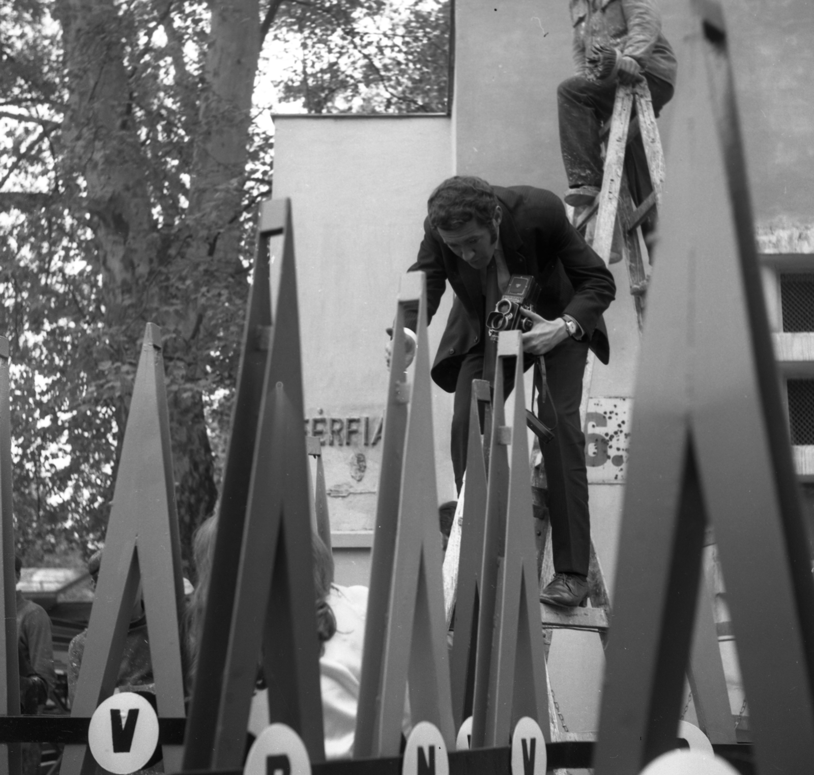 Hungary, Budapest XIV., Kotroczó István, a Magyar Ifjúság című folyóirat fotóriportere., 1970, Urbán Tamás, ladder, international fair, photography, Budapest, Fortepan #87161