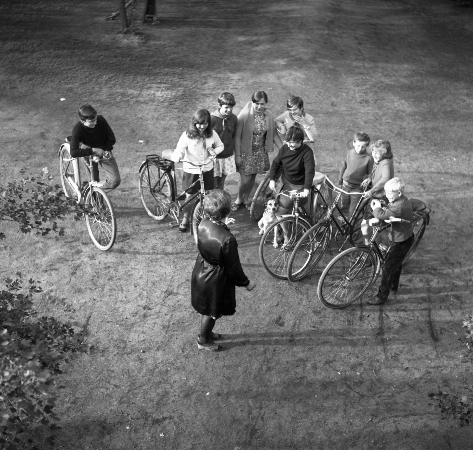 Hungary, Tápiószentmárton, Sőregpuszta, helyi iskolások a Tanyanapon, 1970, Urbán Tamás, bicycle, Fortepan #87168