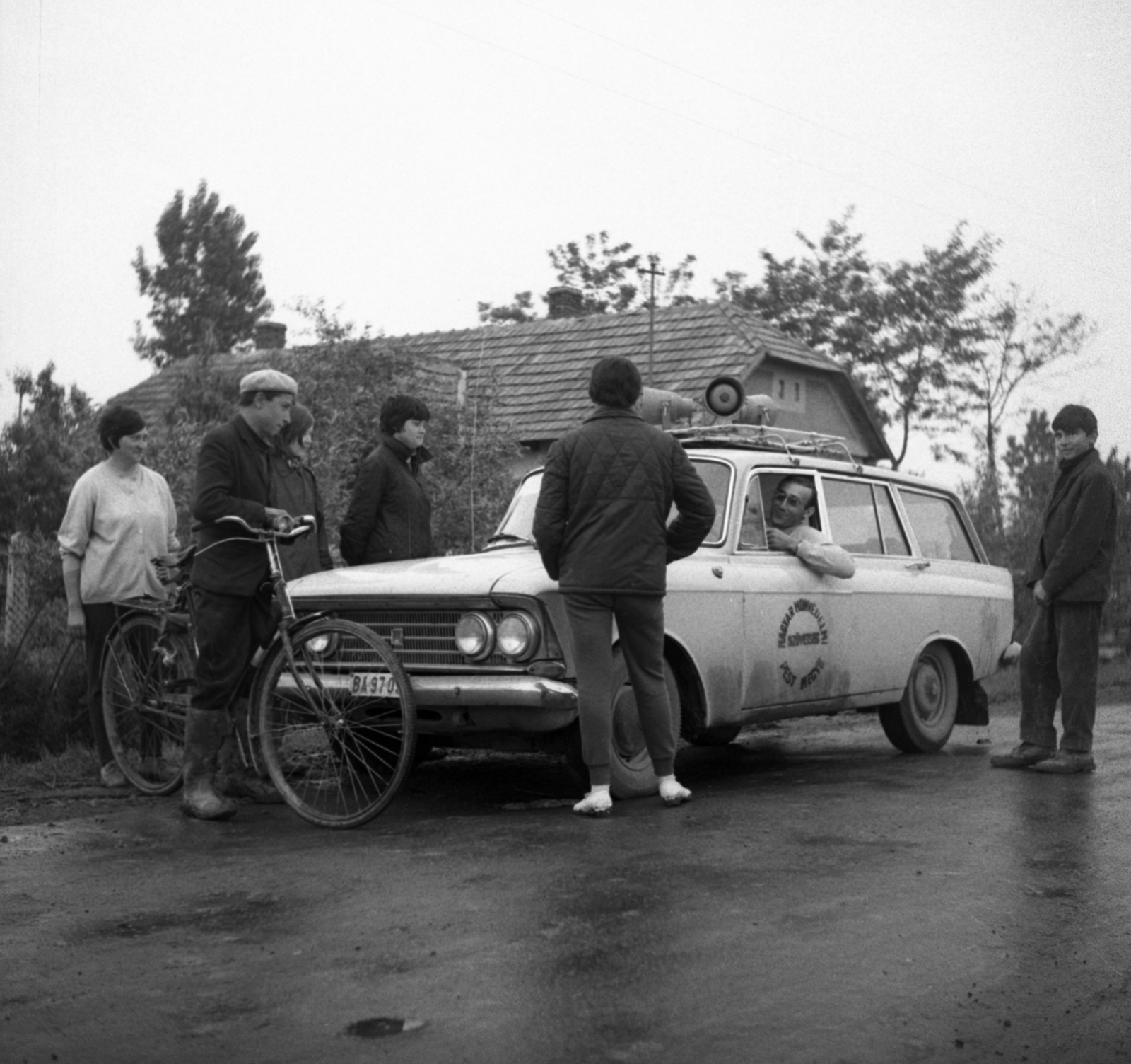 Hungary, Szamosköz, a Szamoson 1970 májusában levonult árvíz idején készült a felvétel., 1970, Urbán Tamás, bicycle, Hungarian Defense Association, Moskvitch-brand, megaphone, Fortepan #87175