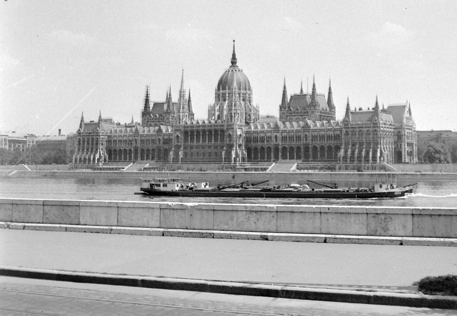 Magyarország, Budapest, Parlament., 1969, Gyöngyi, uszály, Steindl Imre-terv, országház, neogótika, Duna, eklektikus építészet, Fortepan #8718
