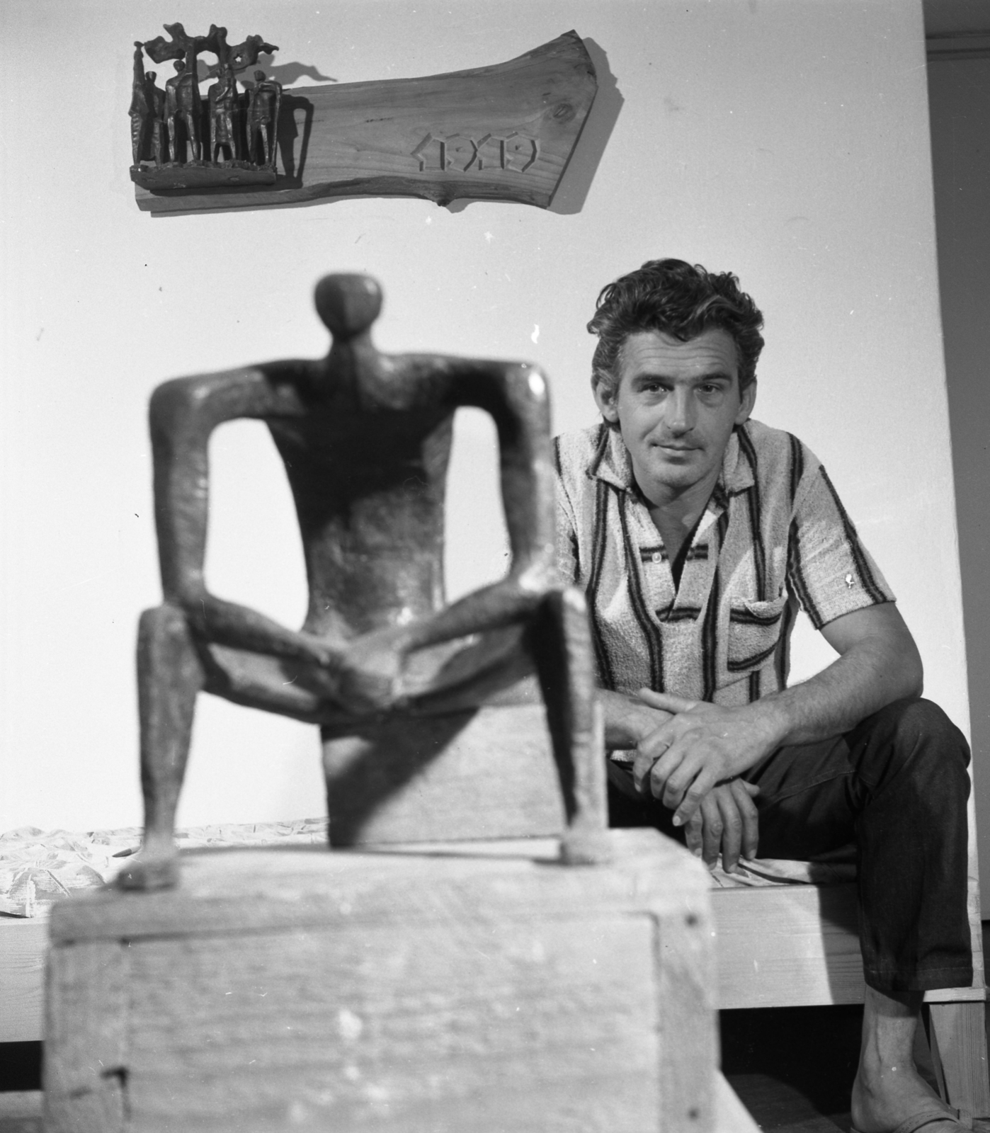 Hungary, Szentendre, Új Művésztelep, Rózsa Péter szobrászművész., 1970, Urbán Tamás, sculpture, sculptor, wide sitting, Fortepan #87190