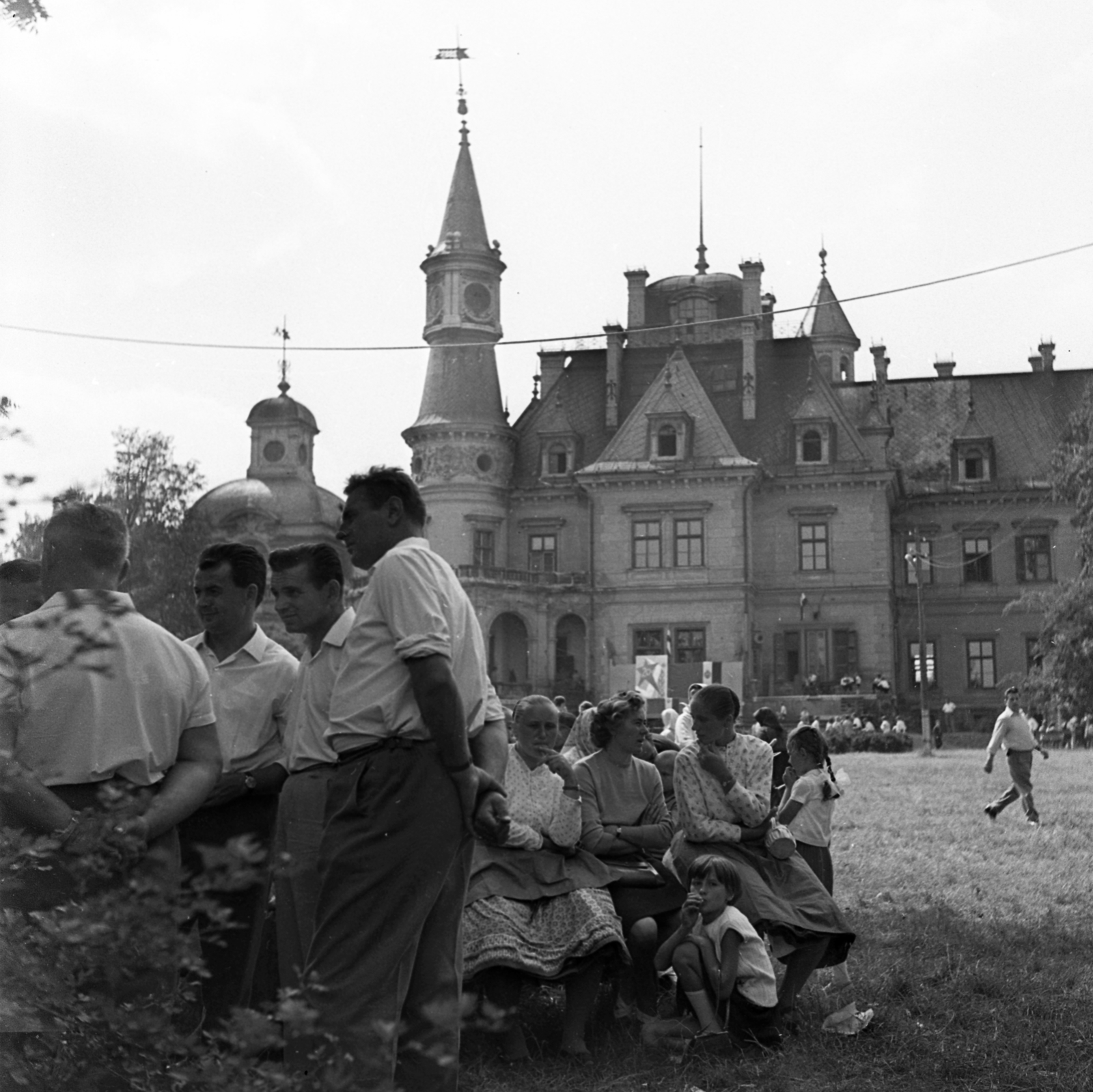 Hungary, Tura, a Schossberger-kastély parkja, augusztus 20-i ünnepség., 1970, Urbán Tamás, castle, Renaissance Revival, Gyula Bukovics-design, Fortepan #87194