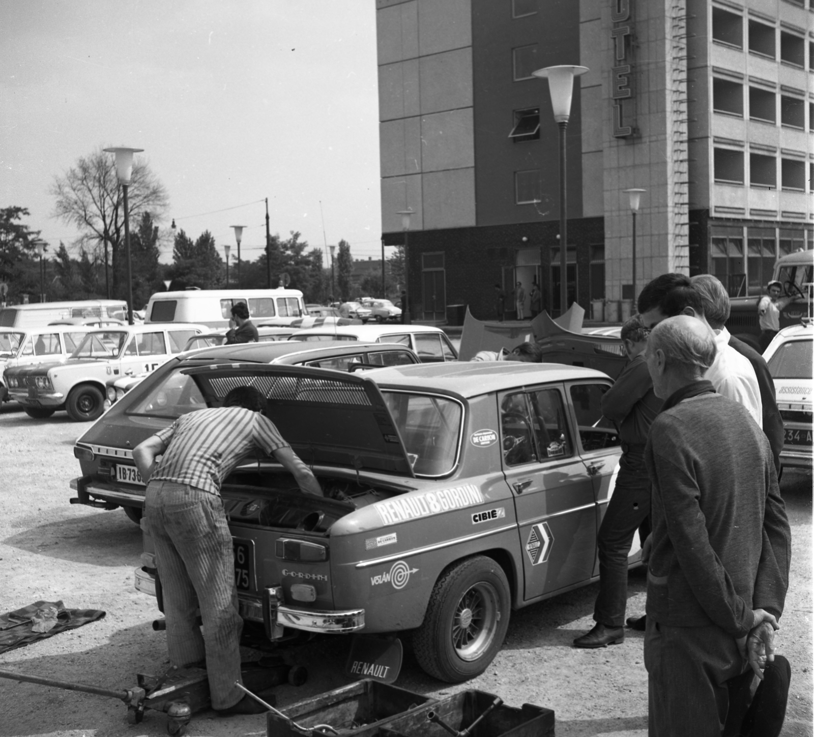 Magyarország, Budapest IX., Ferde utca 1., Hotel Aero., 1970, Urbán Tamás, autóverseny, Csepel-márka, Wartburg 311/312, NSU-márka, Renault 16, Polski Fiat 125p, Nysa N59, szerelés, Budapest, Renault 8, Fortepan #87204