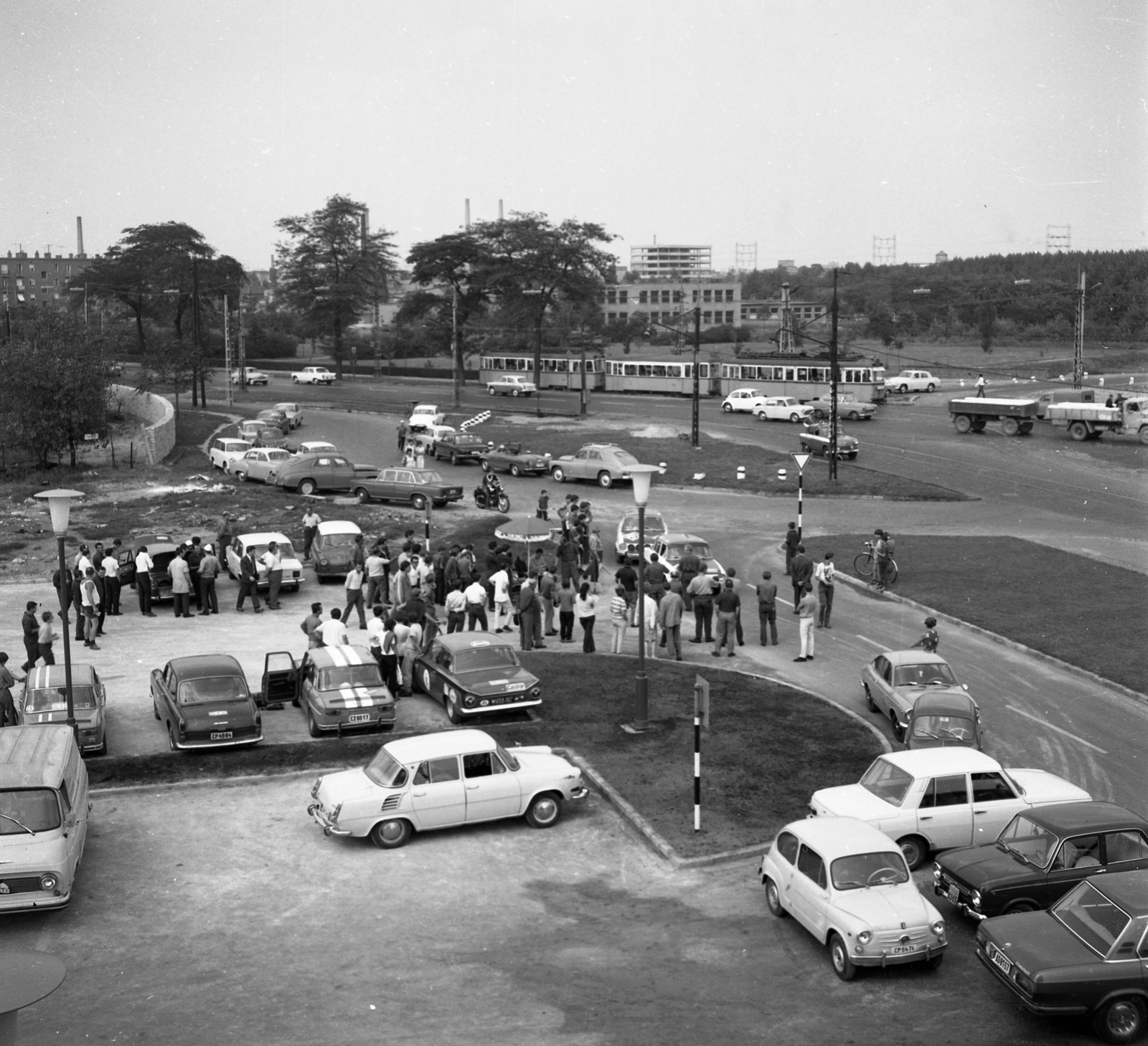 Magyarország, Budapest IX., Ferde utca 1., a Hotel Aero parkolójában a Cordatic Rallye résztvevői. Távolabb a villamos az Üllői úton halad., 1970, Urbán Tamás, autóverseny, Csepel-márka, GAZ M20 Pobjeda, Zastava 750, Volkswagen Typ3, Skoda Octavia, Skoda 1000 MB, Wartburg 311/312, Skoda 100, Fiat 850, Skoda Felicia, Trabant 600, Opel Rekord P1, FSO Warszawa 223, Polski Fiat 125p, Wartburg 353, Volkswagen Bogár, Fiat 1100, Fiat 600, Steyr-Puch 500, Budapest, Ford Cortina, Trabant 601 Universal, Fiat 125, Renault 8, Skoda 1203, Fiat 850 Coupé, BMW 2800, Seat 850, Moszkvics-márka, Fortepan #87205