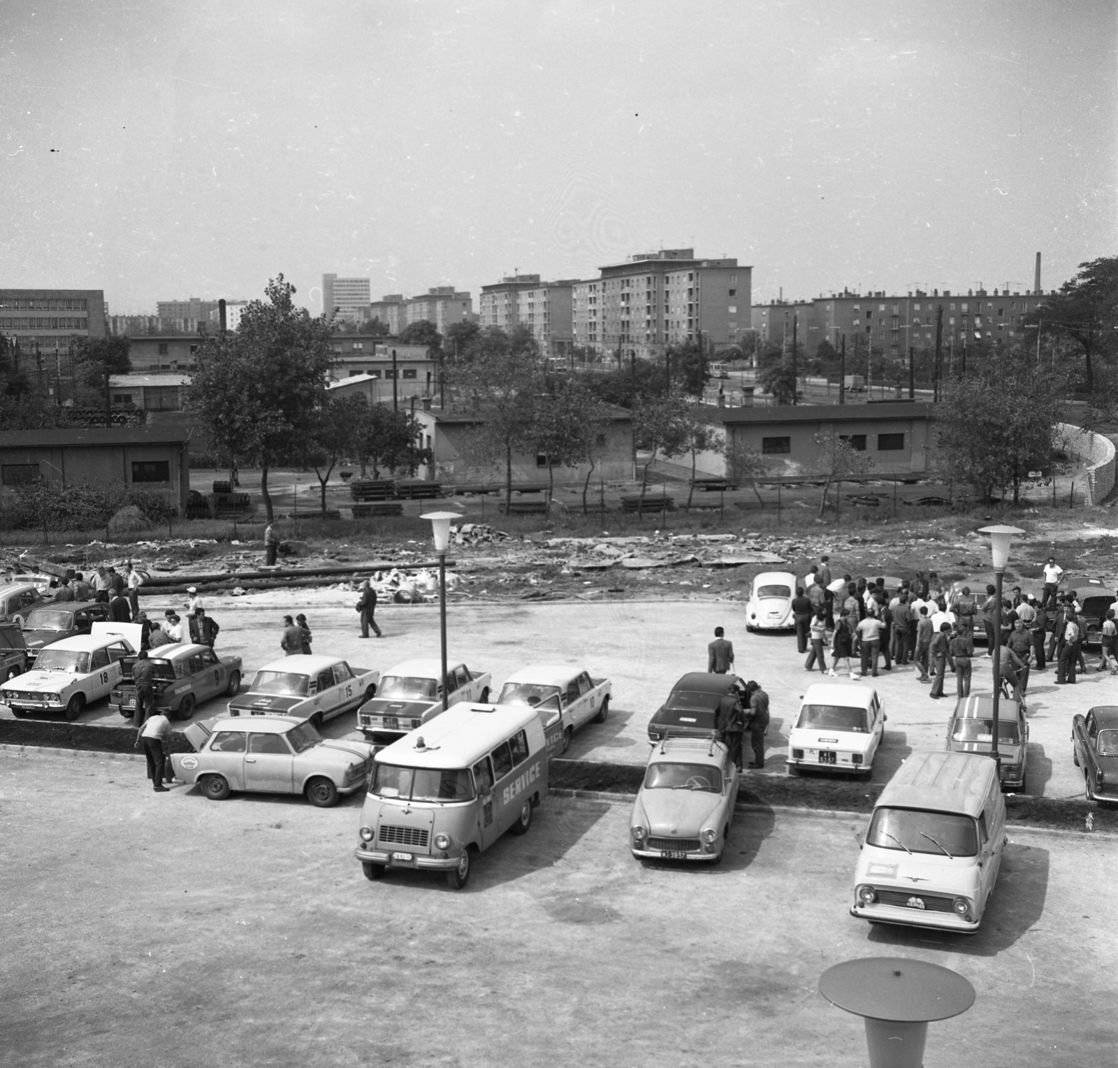 Hungary, Budapest IX., Ferde utca 1., a Hotel Aero parkolójában a Cordatic Rallye résztvevői. Távolabb, házsor az Üllői útnál., 1970, Urbán Tamás, car race, Volkswagen Beetle, Budapest, Fortepan #87207