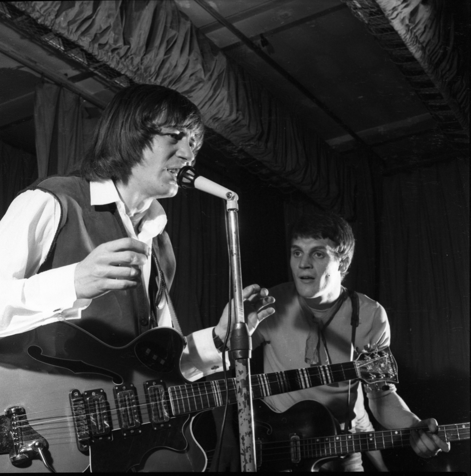 Hungary, Budapest XX., Nagy Győry István út 4-6., Csili Művelődési Központ. Nagy Tamás és Romwalter Sándor a Central együttes tagjai., 1970, Urbán Tamás, beat era, microphone, guitar, Budapest, Fortepan #87220