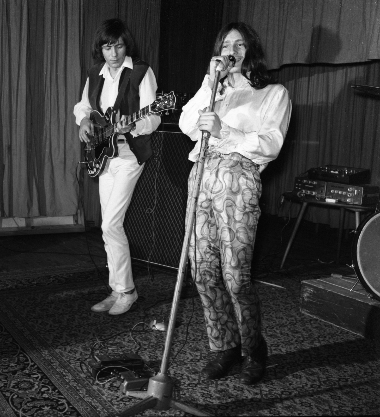 Hungary, Budapest XX., Nagy Győry István út 4-6., Csili Művelődési Központ. A Central együttes tagjai, balról Nagy Tamás, ?., 1970, Urbán Tamás, musical instrument, beat era, microphone, guitar, Budapest, Fortepan #87223