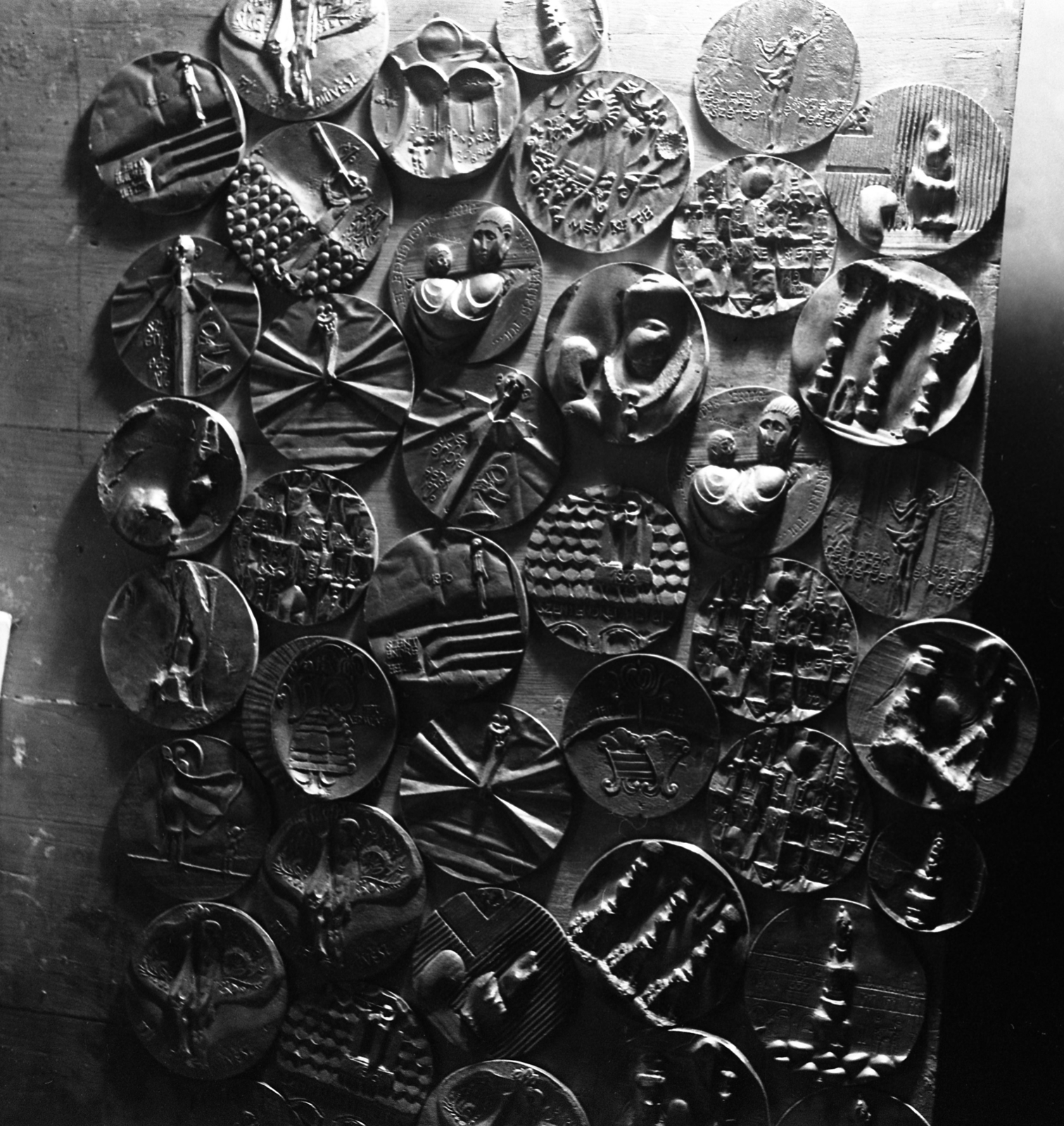 Hungary, Ligeti Erika szobrászművész plakettjei., 1970, Urbán Tamás, relief, figurine, medal art, Fortepan #87237