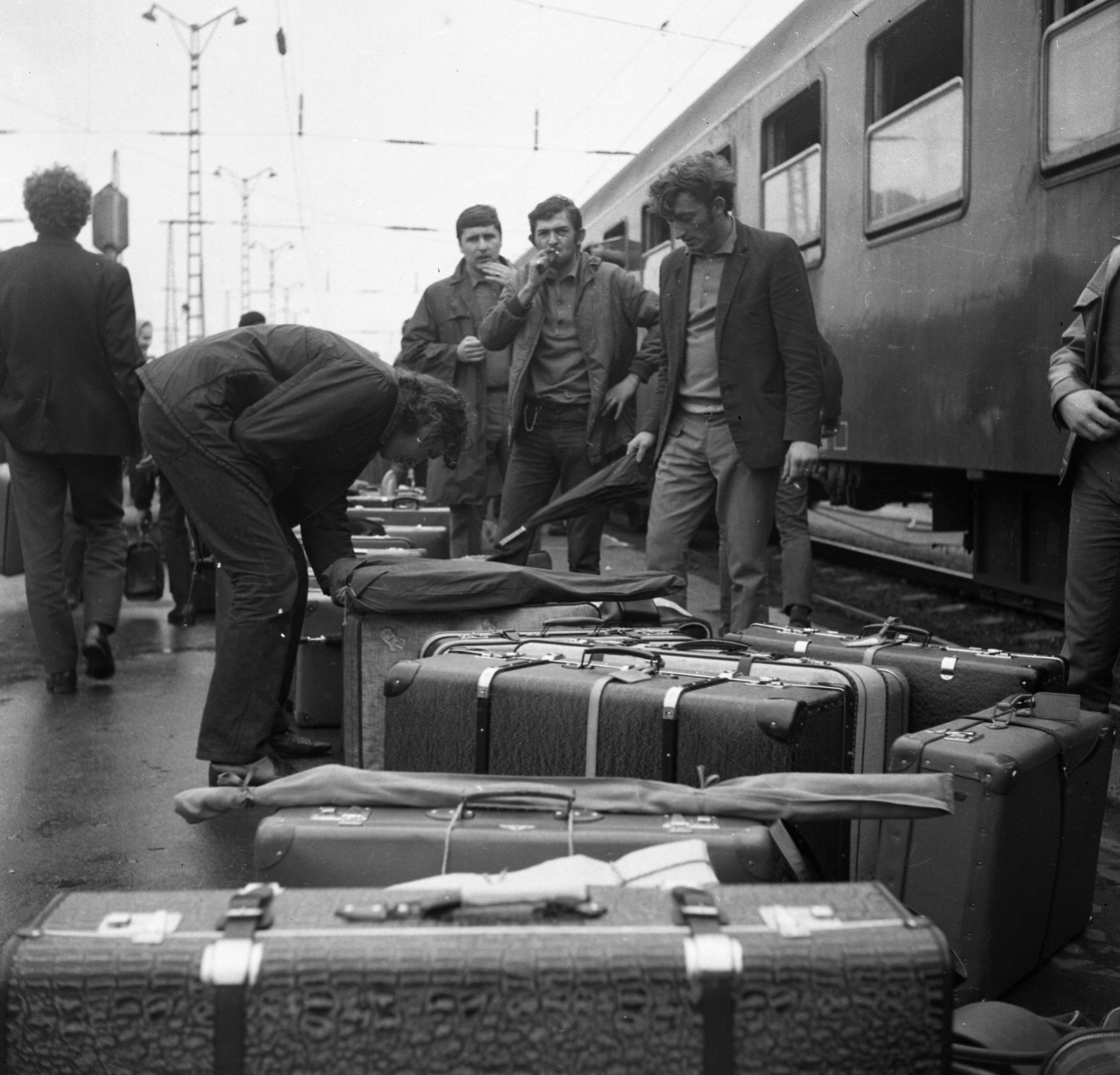Magyarország, Budapest VI., Nyugati pályaudvar, az NDK-beli tanulmányútról hazaérkező fiatalok., 1970, Urbán Tamás, bőrönd, utazás, pályaudvar, vasútállomás, Budapest, Fortepan #87241