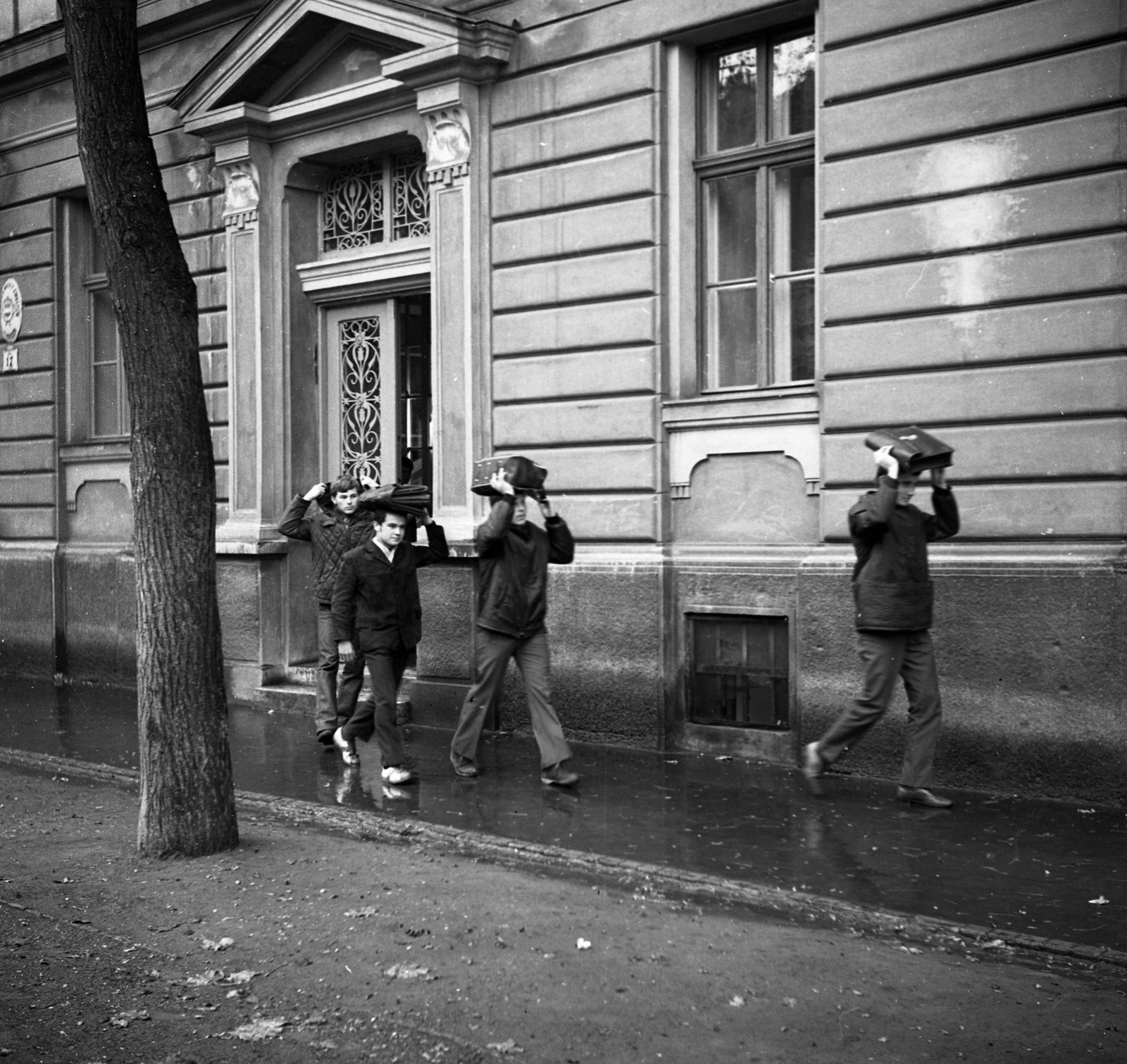 Hungary, Debrecen, Szent Anna utca (Béke útja) 17., Csokonai Vitéz Mihály Gimnázium (később Szent József Gimnázium, Szakközépiskola és Kollégium)., 1971, Urbán Tamás, school, crest, schoolbag, rain, Fortepan #87246