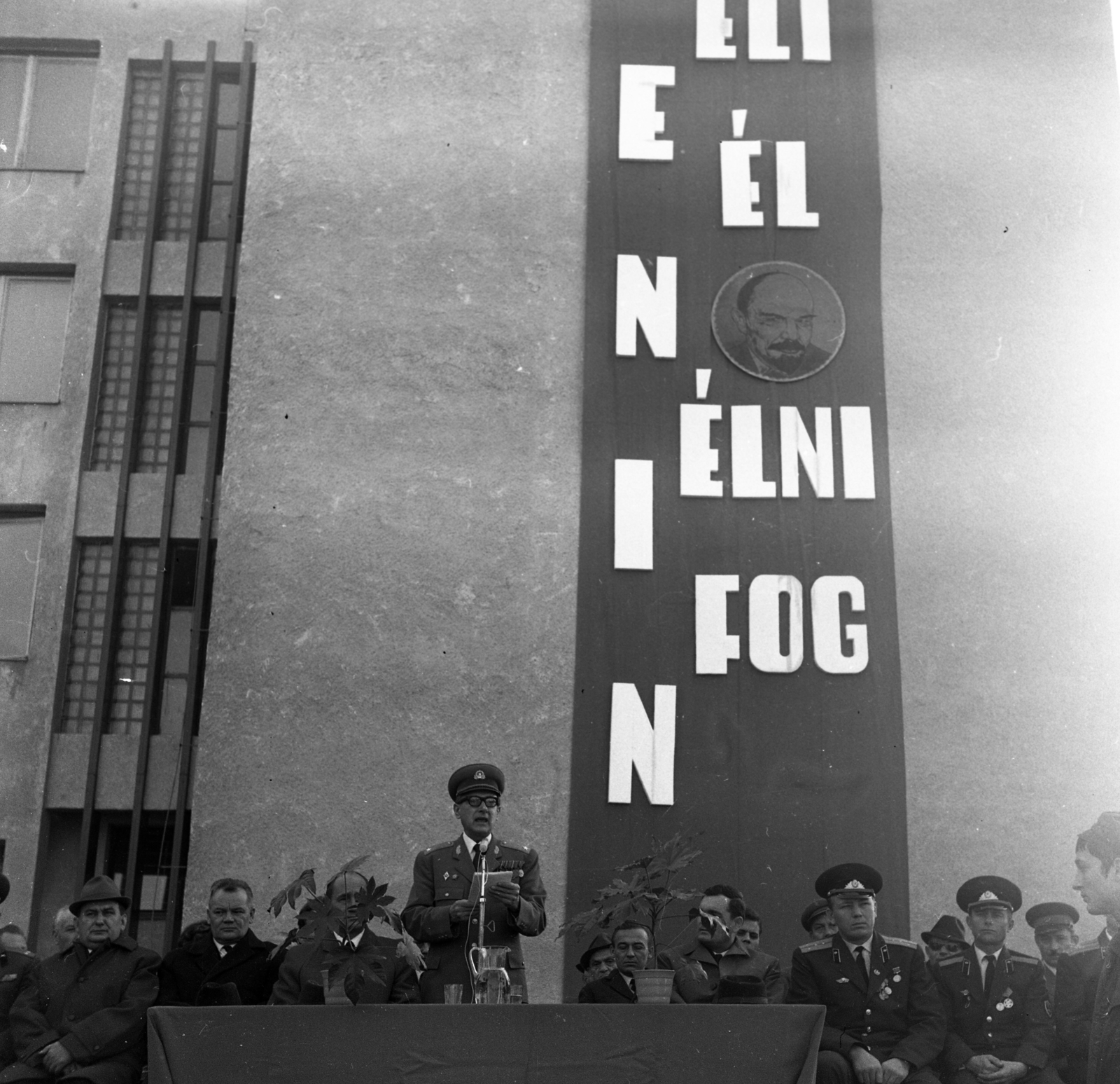 Hungary, Monor, a Kossuth Lajos utca 88. számú ház melletti tér, november 7-i ünnepség. A felvétel a felszabadulási emlékmű felavatásakor készült., 1970, Urbán Tamás, label, Lenin-portrayal, political decoration, Soviet soldier, Fortepan #87255