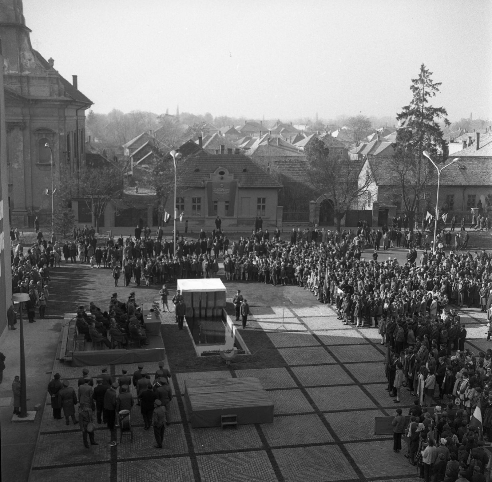 Hungary, Monor, a Kossuth Lajos utca 88. számú ház melletti tér, november 7-i ünnepség. Balra a katolikus templom részlete látszik. A felvétel a felszabadulási emlékmű felavatásakor készült., 1970, Urbán Tamás, guard of honour, Fortepan #87256