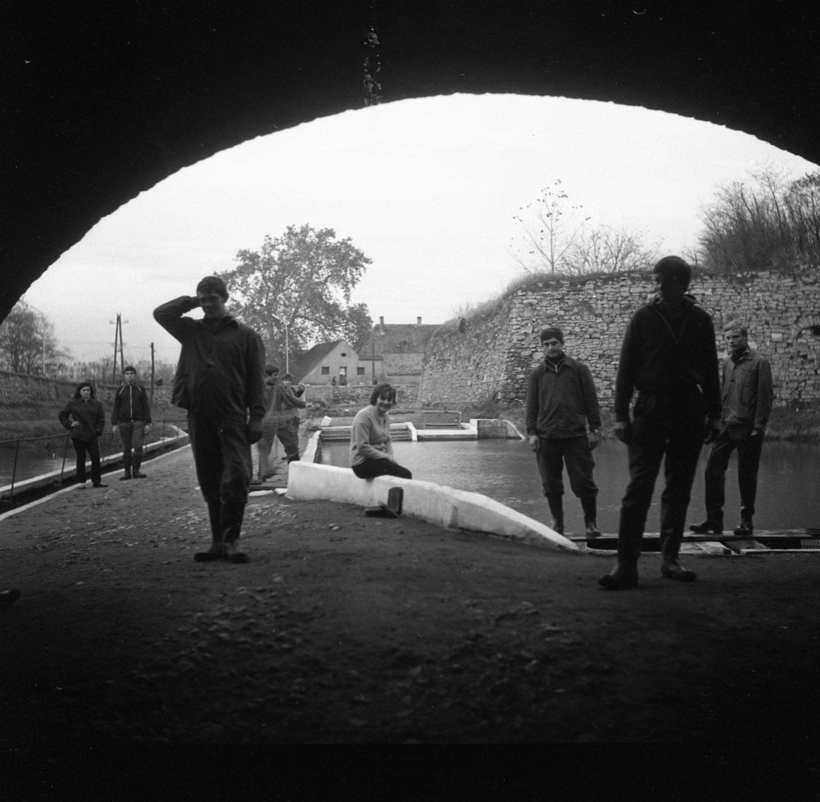 Hungary, Tata, várárok az árok híd alól nézve., 1970, Urbán Tamás, archway, Fortepan #87257