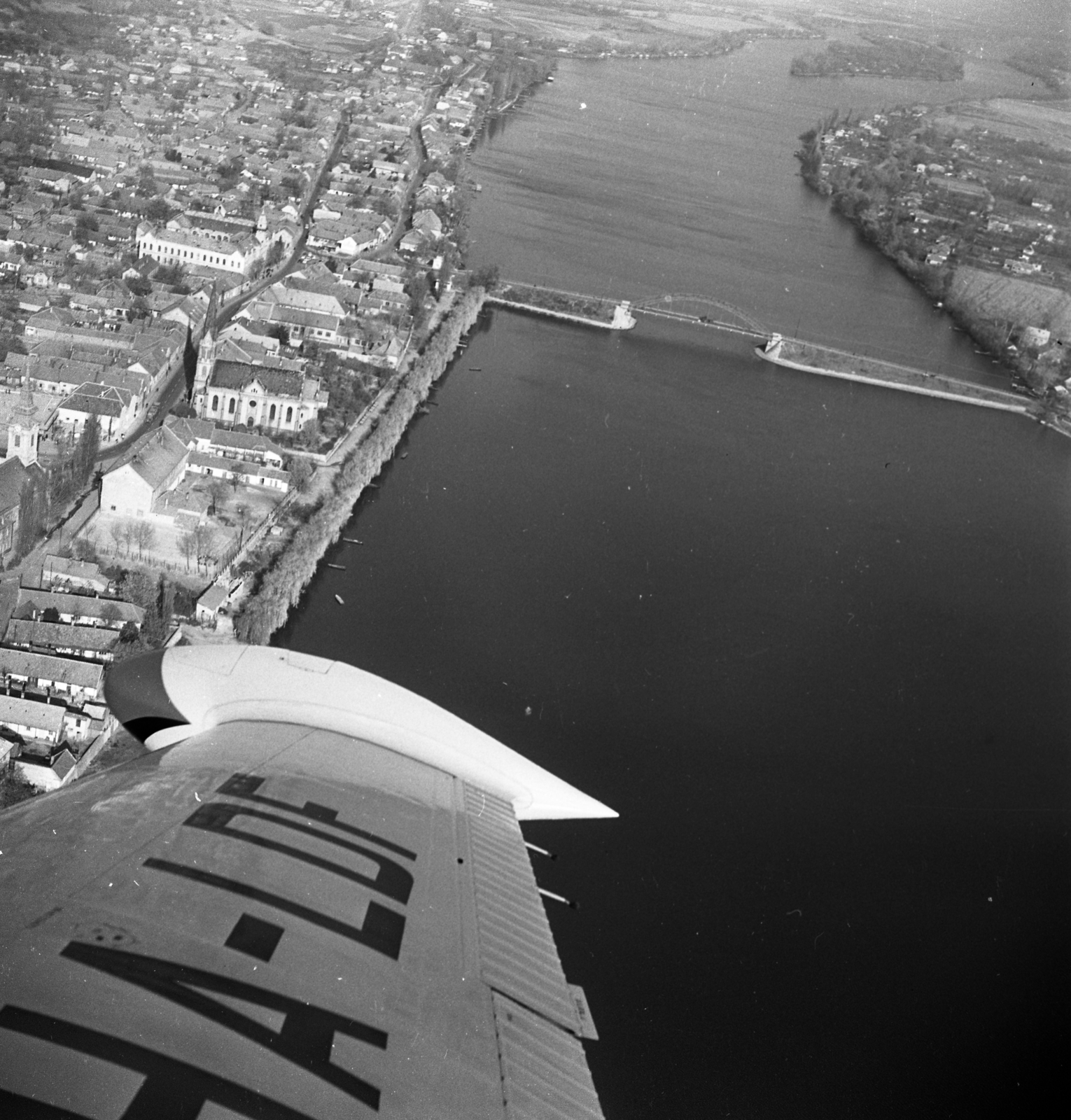 Hungary, Ráckeve, légifotó, balra a Szent István tér és környéke, szemben az Árpád híd., 1970, Urbán Tamás, church, bridge, Czechoslovak brand, aerial photo, airplane, Fortepan #87262