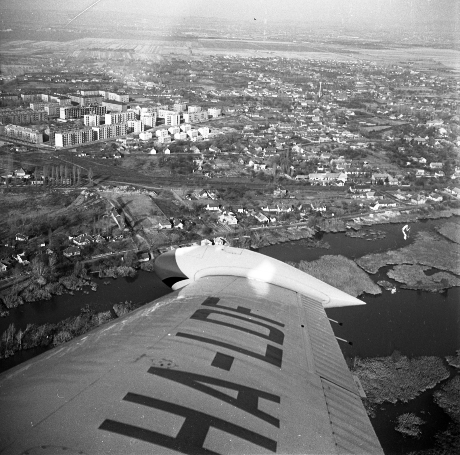 Hungary, Szigetszentmiklós, légifotó, középpontban a József Attila lakótelep., 1970, Urbán Tamás, Czechoslovak brand, aerial photo, airplane, blocks, Fortepan #87266