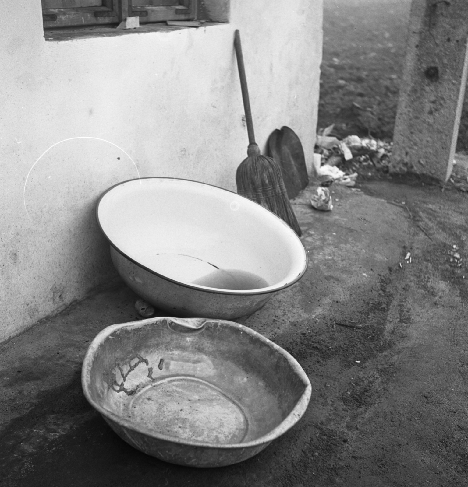 Hungary, Szigetszentmiklós, magánkertészet., 1970, Urbán Tamás, broom, generations, washbasin, Fortepan #87272