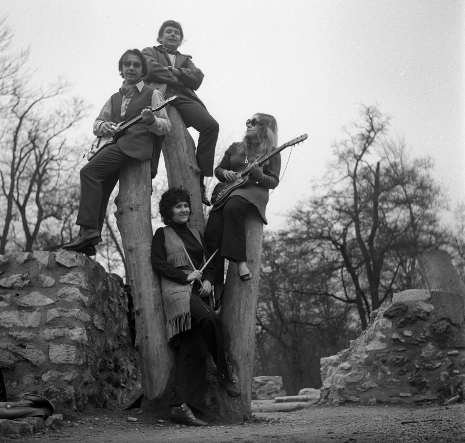 Magyarország, Margitsziget, Budapest, kolostorrom., 1970, Urbán Tamás, hangszer, rom, gitár, Fortepan #87274