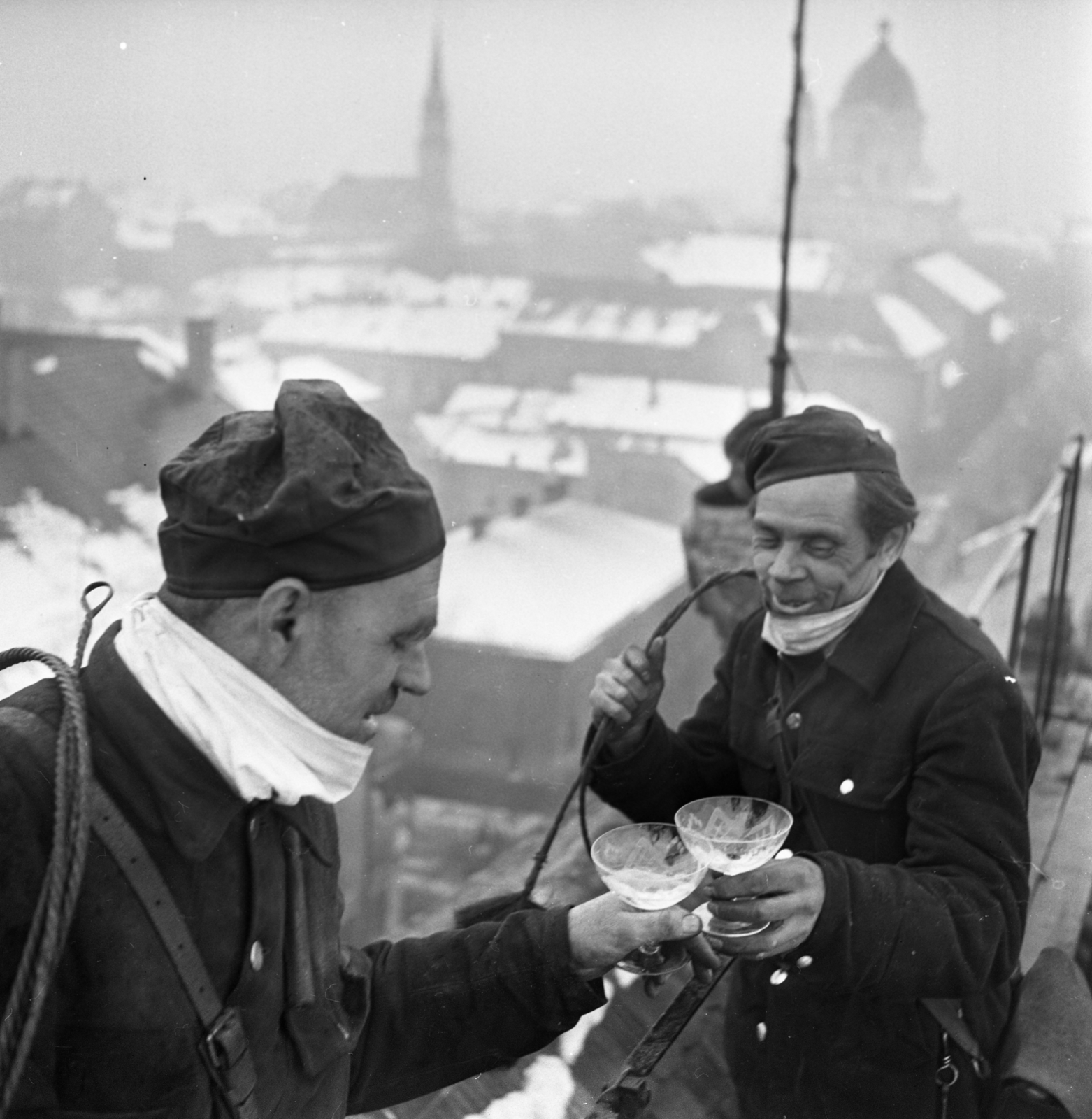 Hungary, Cegléd, Rákóczi út 14., háttérben az evangélikus és a református templom. Újévi köszöntő a háztetőn., 1970, Urbán Tamás, men, drinking, roof, New Year's Eve, clink, chimney sweeper, Fortepan #87285