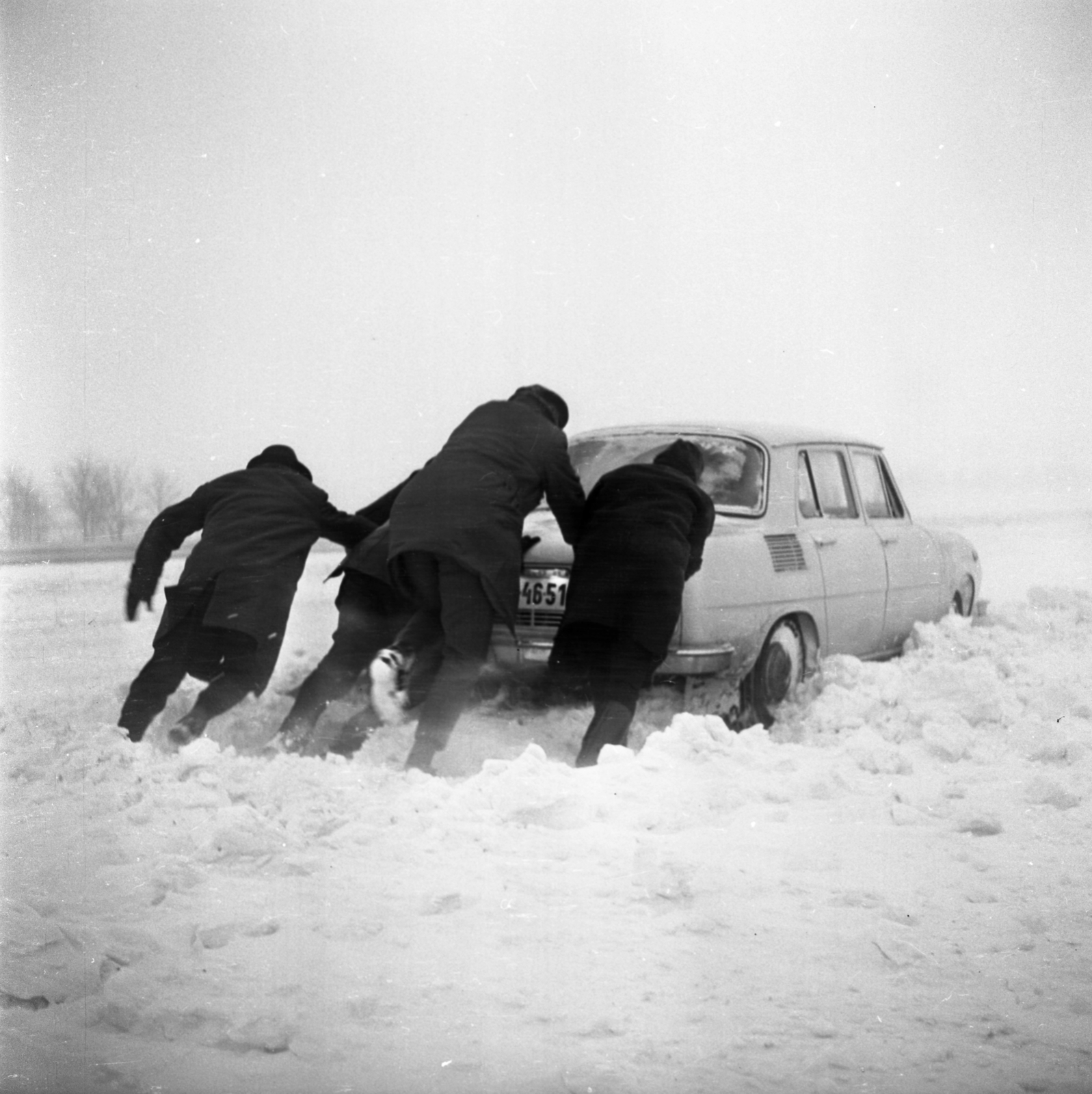 1970, Urbán Tamás, snow, Skoda-brand, automobile, push starting, Fortepan #87292