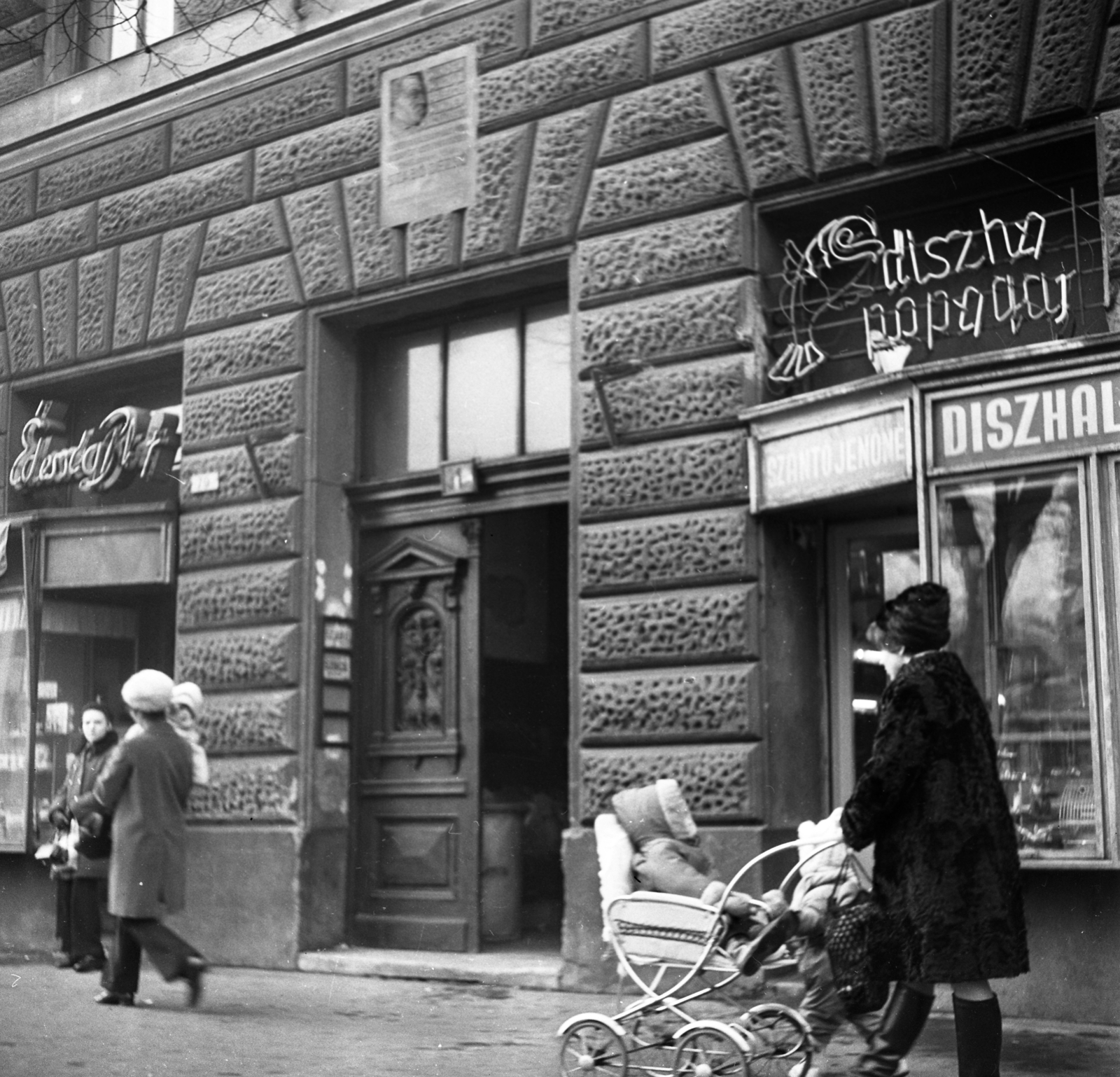 Magyarország, Budapest VIII., József körút 31/a, a kapu felett Szabó Dezső író emléktáblája., 1971, Urbán Tamás, kirakat, babakocsi, neon felirat, Budapest, Fortepan #87299